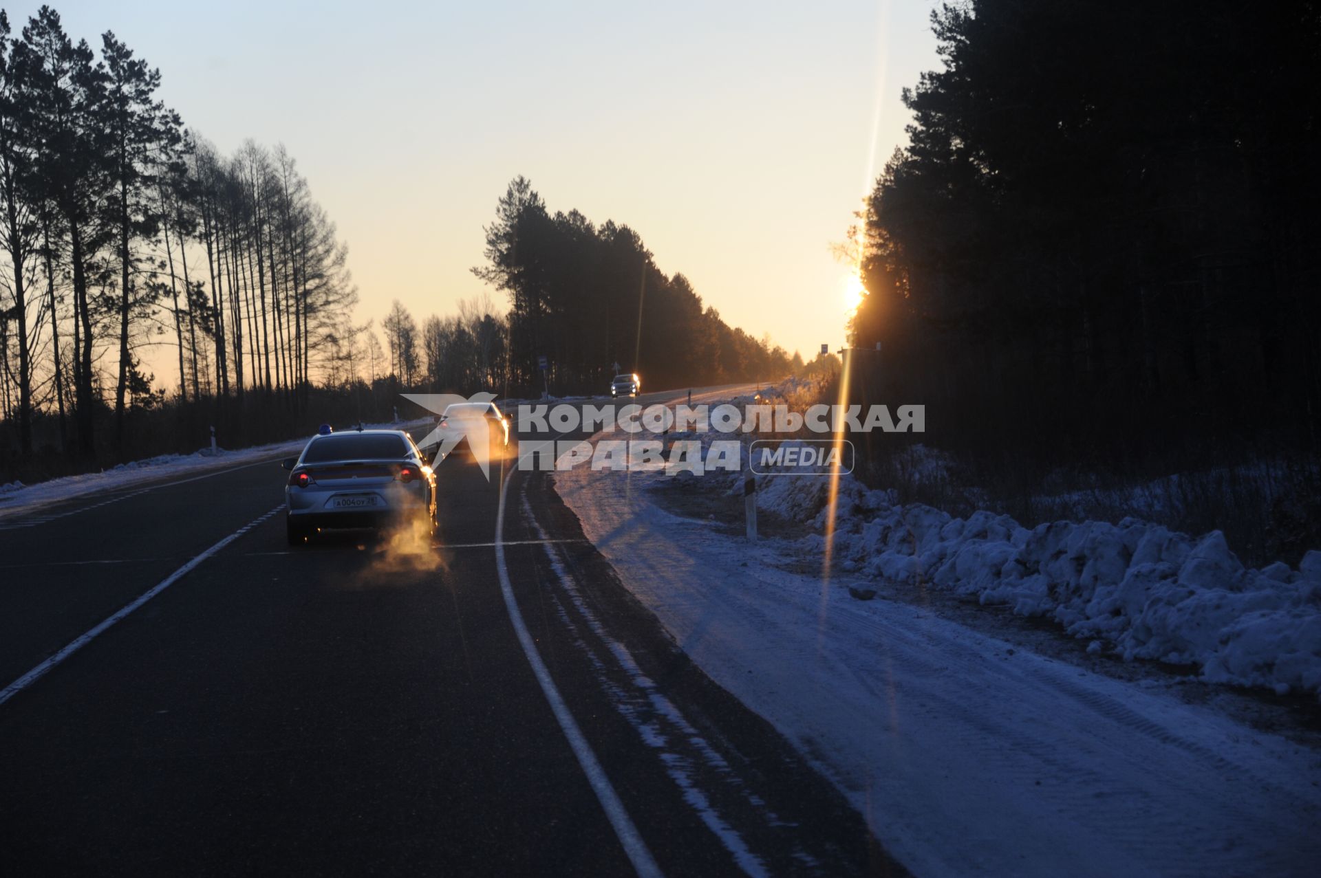 Благовещенск.На снимке: автомобили едут по зимней дороге.