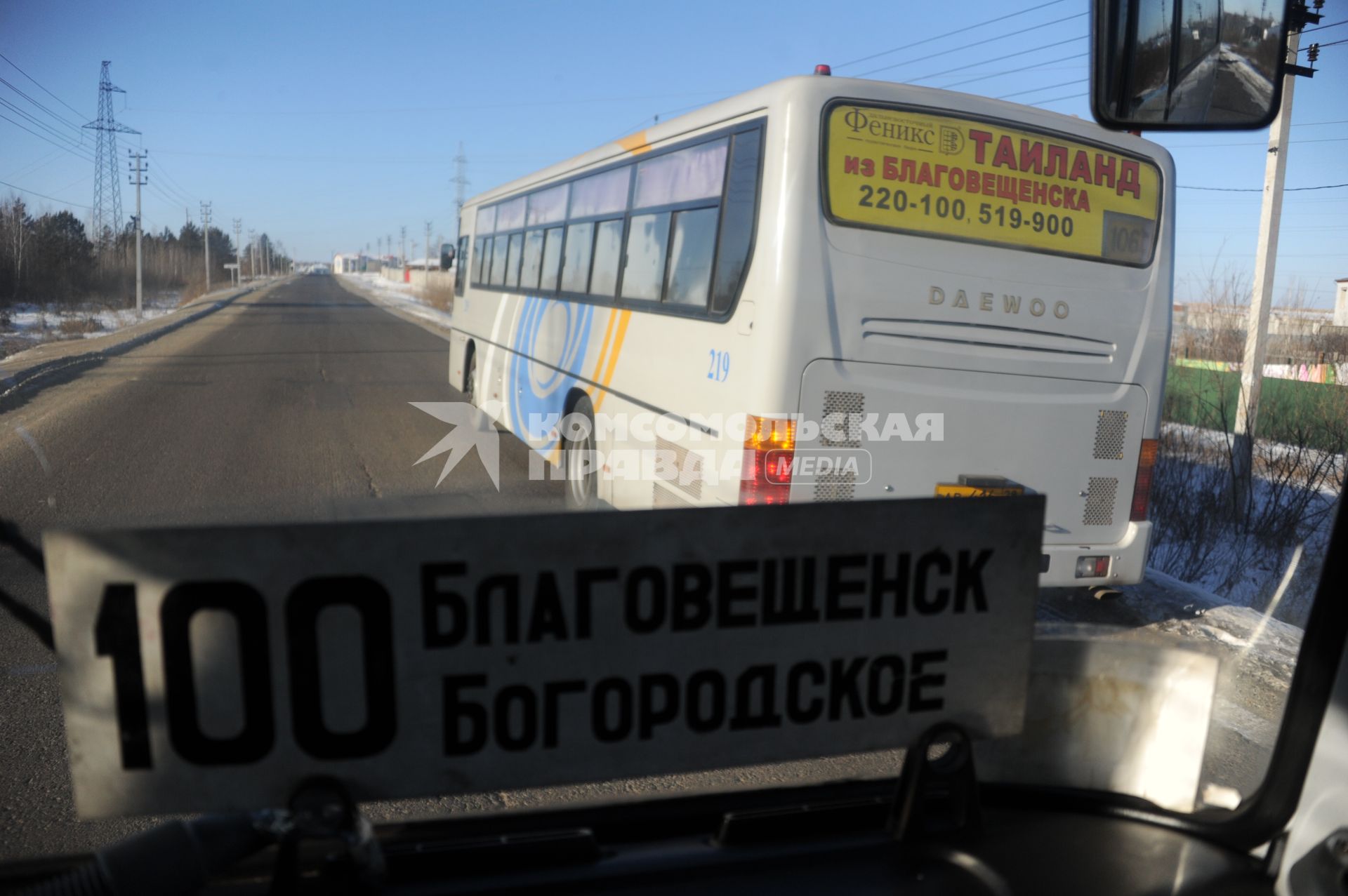 Благовещенск.На снимке: табличка на рейсовом автобусе `Таиланд из Благовещенска`.