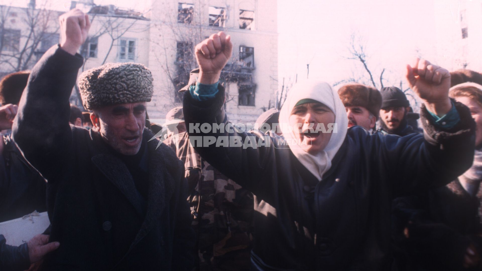 Вторая чеченская война. Грозный. Местные жители на митинге.