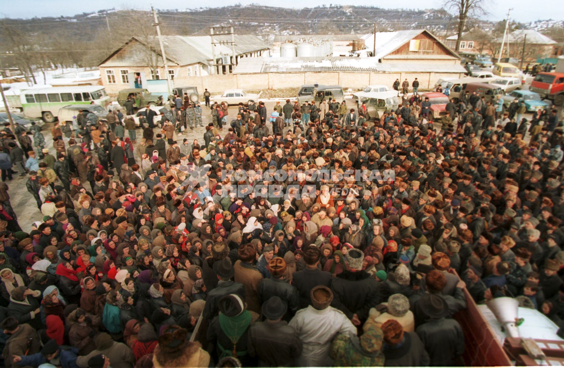 Вторая чеченская война. Грозный. Местные жители на митинге.