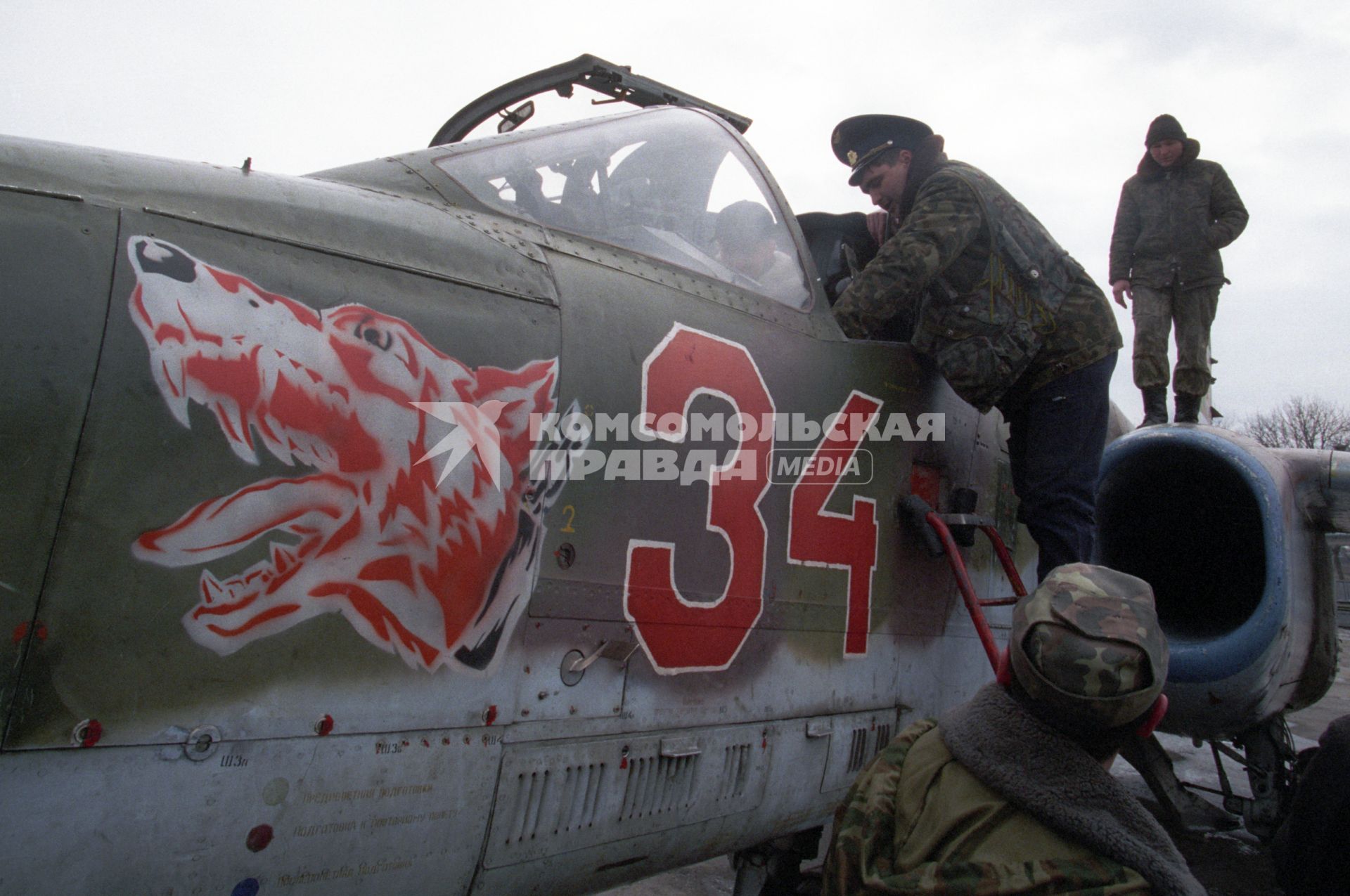 Вторая чеченская война. Ханкала. База российских войск. На снимке: российские военнослужащие у самолета МиГ-27.