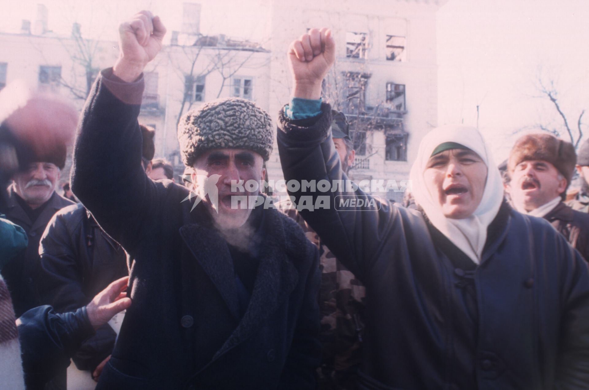 Вторая чеченская война. Грозный. Местные жители на митинге.