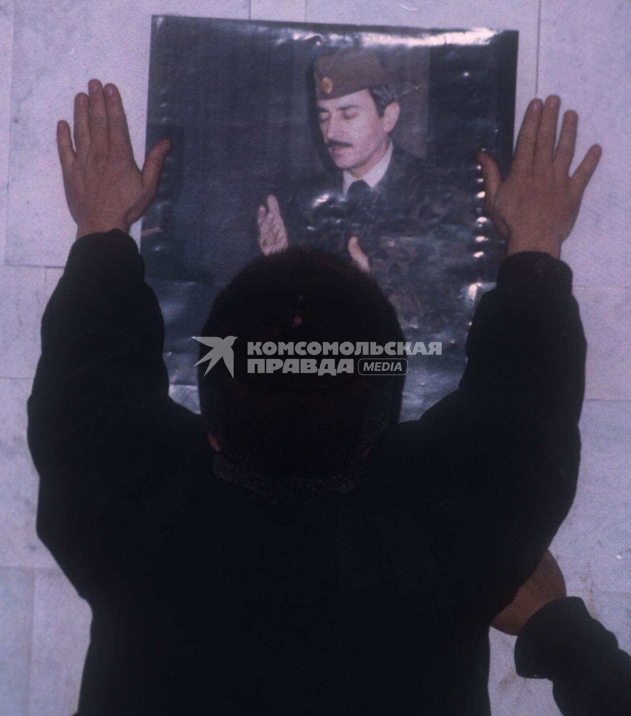 Вторая чеченская война. Грозный. Боец национальной гвардии Чеченской Республики Ичкерия (ЧРИ) перед портретом Генералиссимуса ЧРИ Джохара Дудаева.