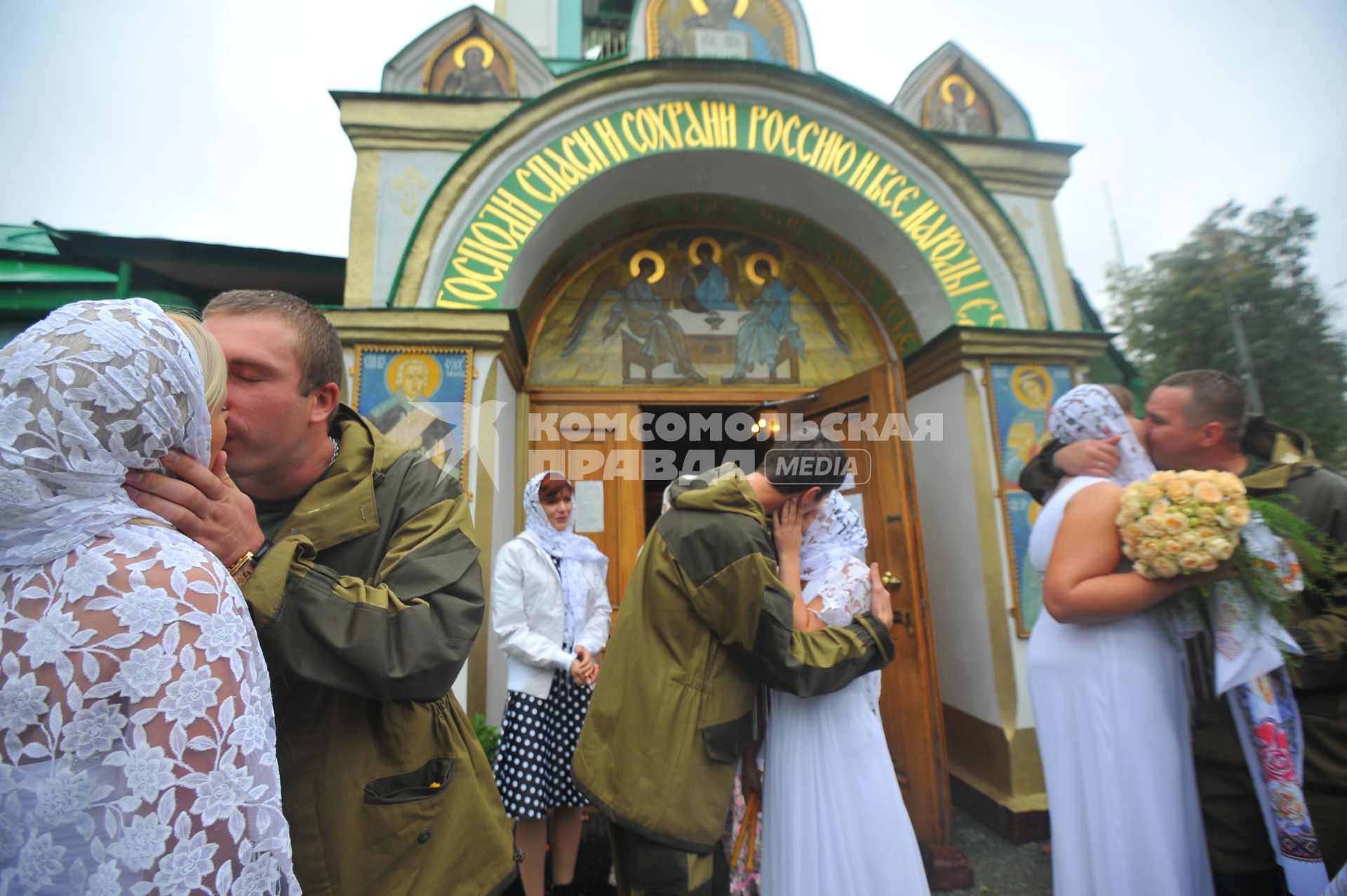 Ополченцы Новороссии сыграли свадьбу в храме Святой Троицы Живоначальной в Москве.