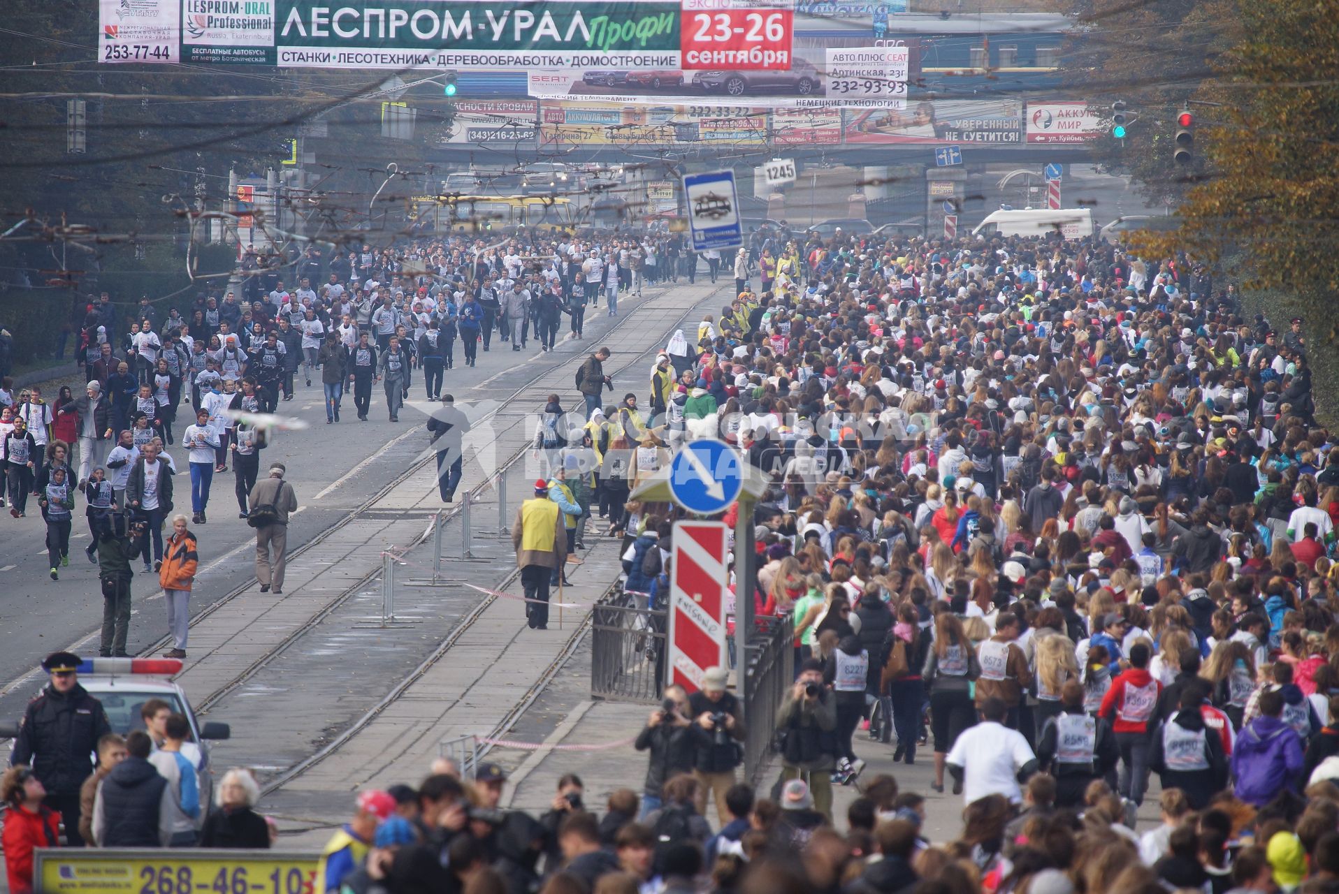 Участники забега \"Кросс нации 2014\" в Екатеринбурга заполнили проспект Ленина в Екатеринбурге