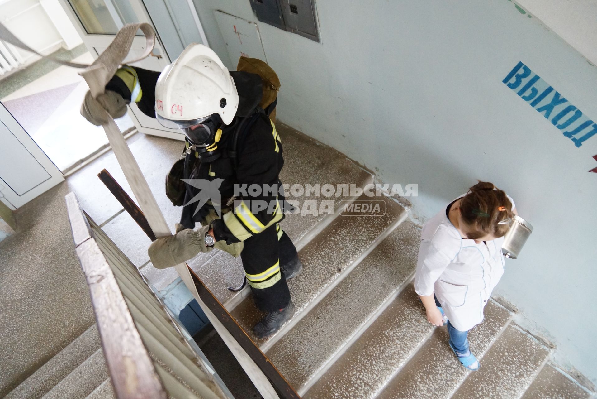 Пожарные протягивают пожарный руков на 3-й этаж больницы для тушения условного пожара. Пожарные учения в ГКБ №23 в Екатеринбурге