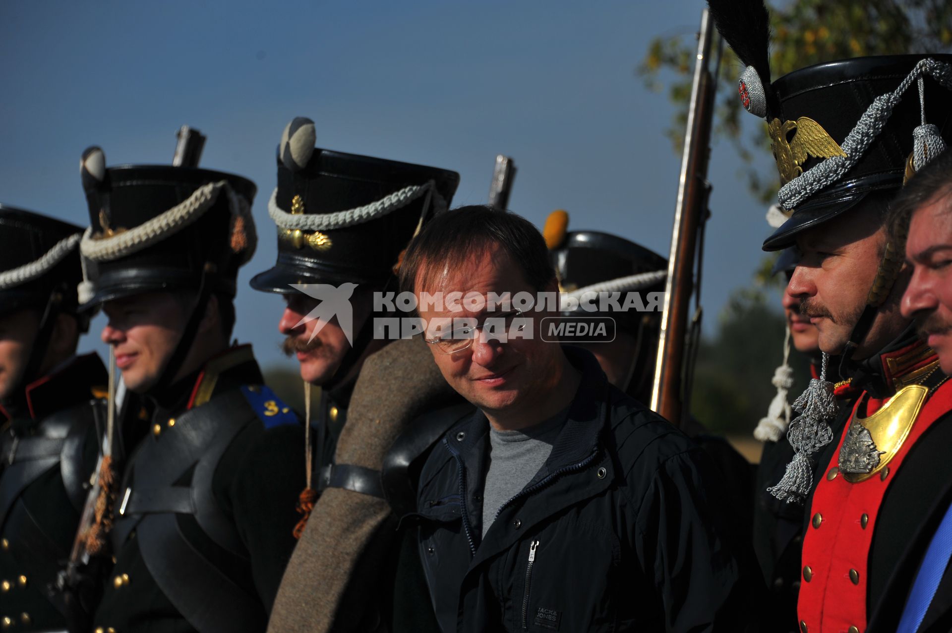 Церемония перезахоронения останков русского воина, смертельно раненого в битве у города Ножан-сюр-Сен и скончавшегося в военном госпитале в феврале 1814 года, на Бородинском поле. На снимке: министр культуры России Владимир Мединский (в центре).