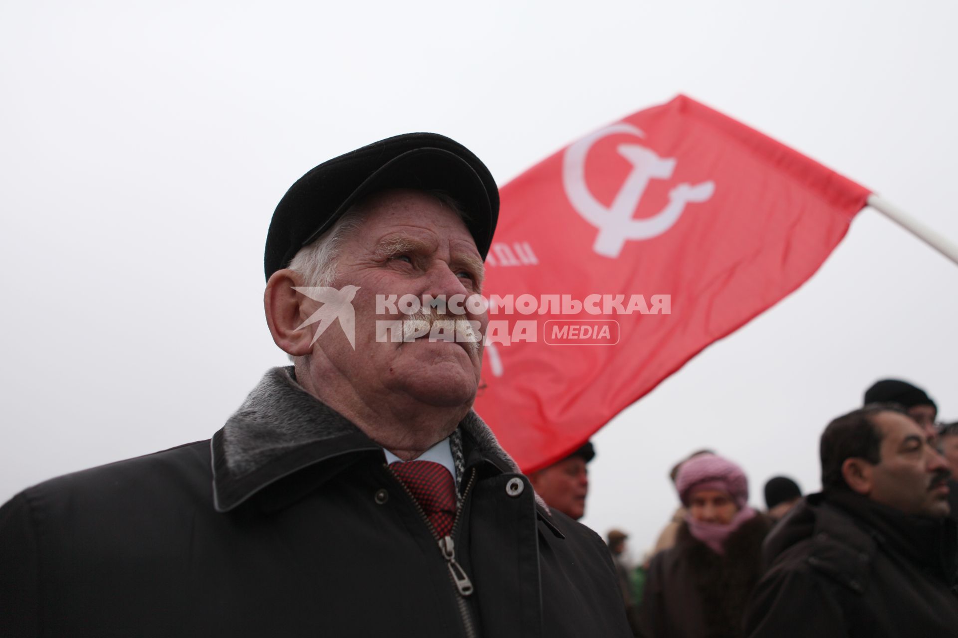 Крепостная горка, Ставрополь. Митинг КПРФ против повышения цен и тарифов ЖКХ. На фото: пожилой мужчина на фоне флага СССР