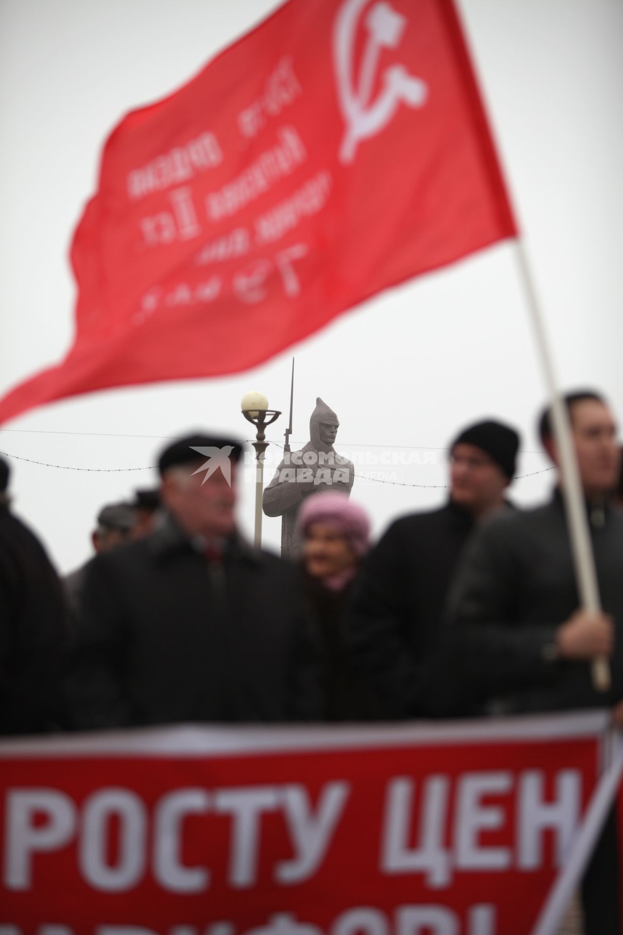 Крепостная горка, Ставрополь. Митинг КПРФ против повышения цен и тарифов ЖКХ. На фото: митингующие люди с красными флагми на фоне памятника солдату-буденовцу