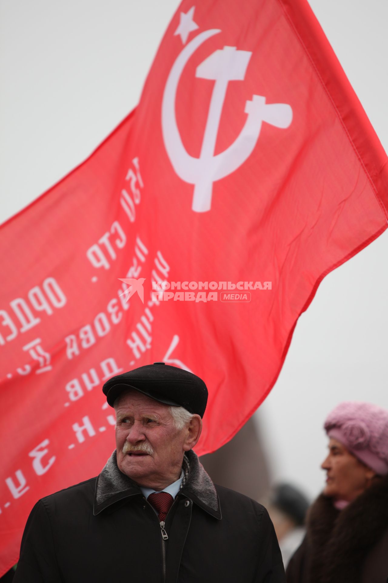 Крепостная горка, Ставрополь. Митинг КПРФ против повышения цен и тарифов ЖКХ. На фото: пожилой мужчина на фоне флага СССР