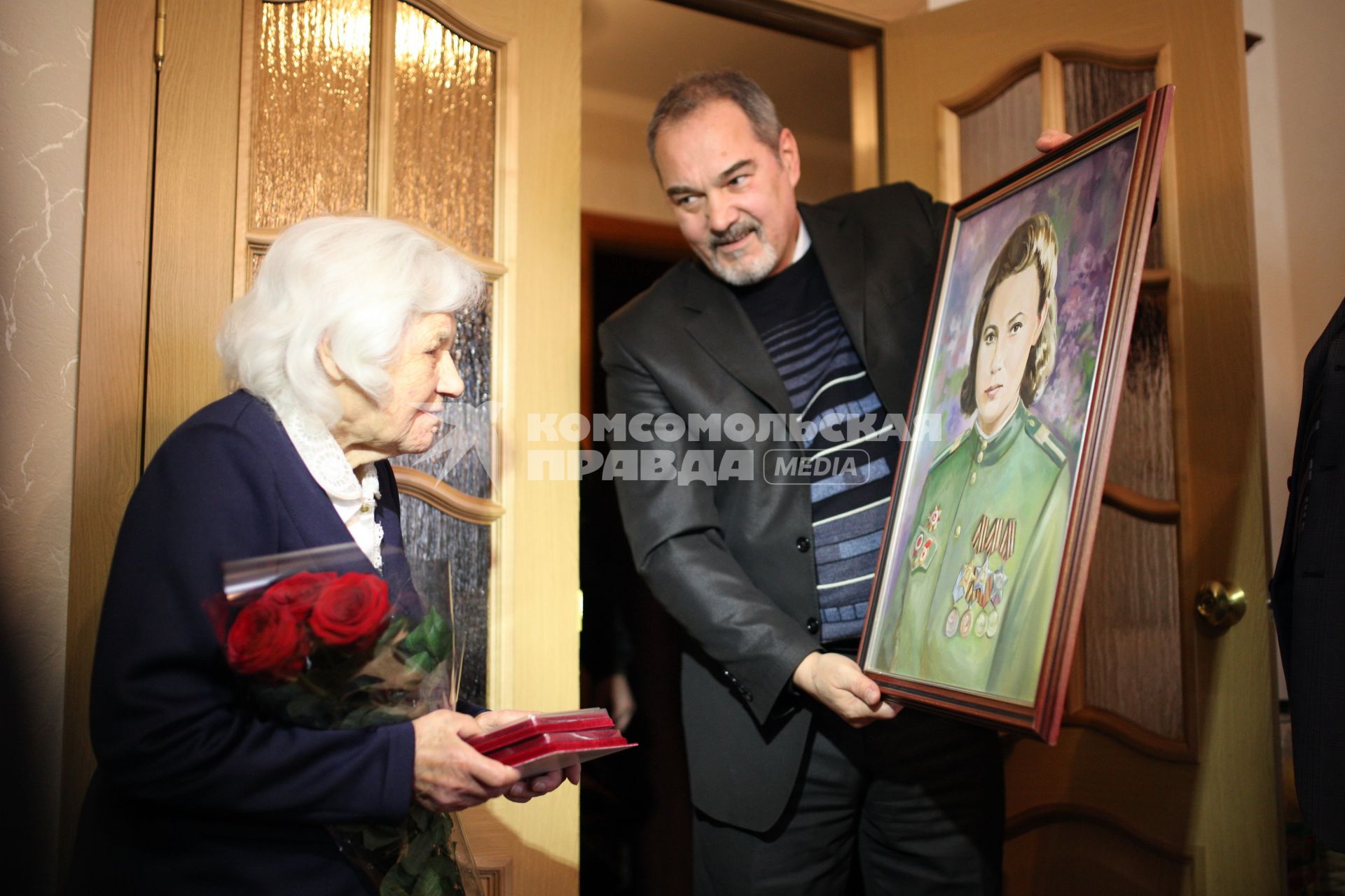 Ветеран Великой Отчественной войны и полный кавалер ордена Славы Матрёна Семёновна Наздрачева 3-го апреля 2014 отметила 90-летний юбилей. На фото: внук ее сослуживца Бобров Юрий дарит портрет Матрены Семеновны в молодости и награждает ее орденом `За офицерскую честь`.