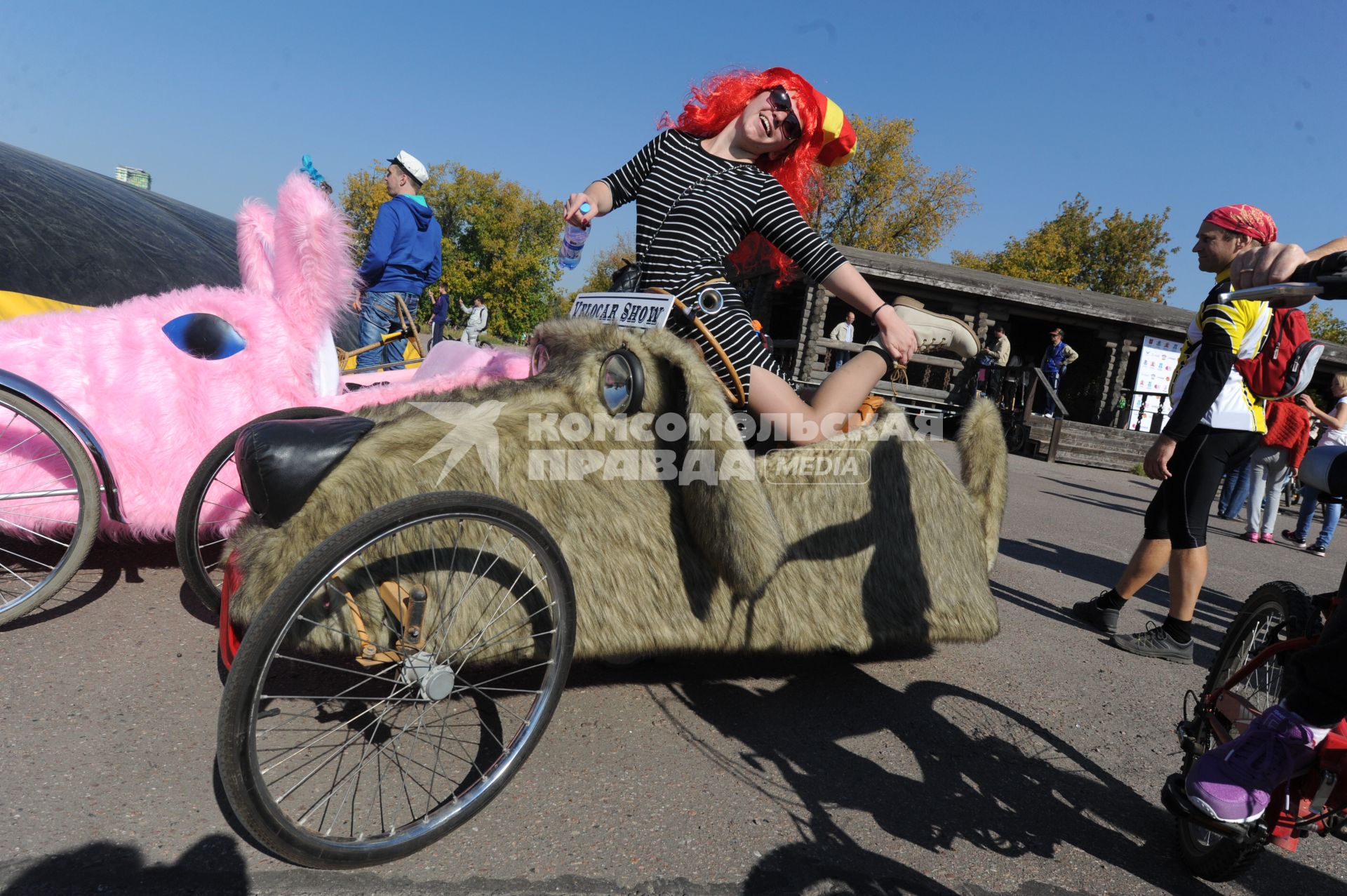 Всемирный день без автомобиля 2014 в Москве. На снимке: девушка  на велокаре.