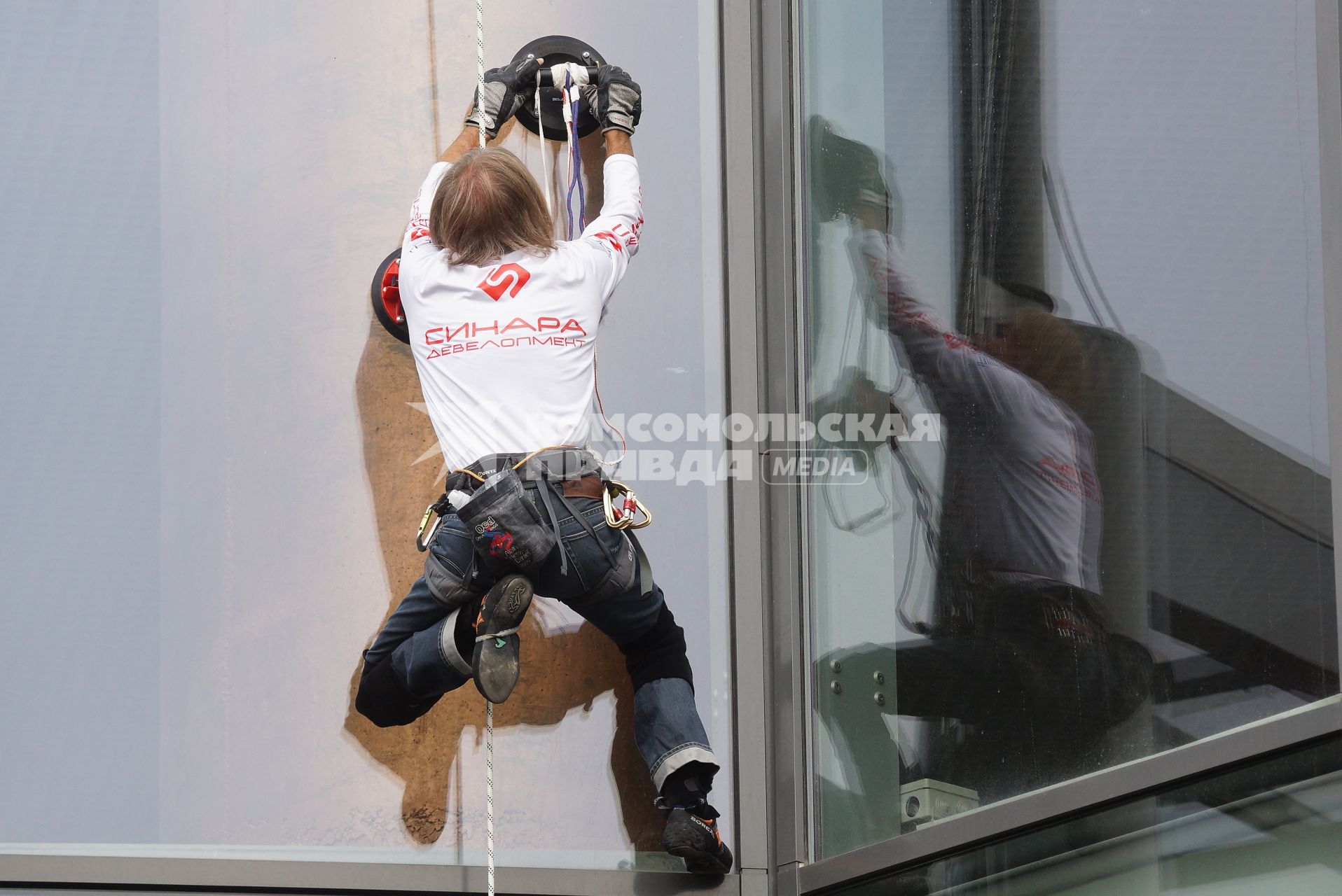 человек-паук Ален Робер (Alain Robert) лезет на бизнес центр \"Высоцкий\" в Екатеринбурге