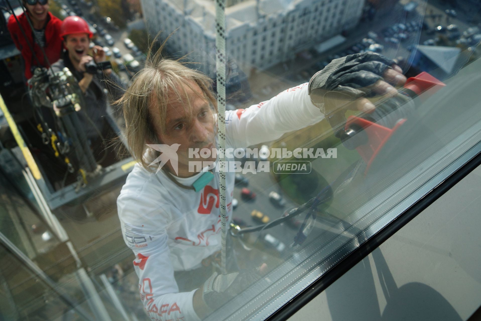 человек-паук Ален Робер (Alain Robert) лезет на бизнес центр \"Высоцкий\" в Екатеринбурге