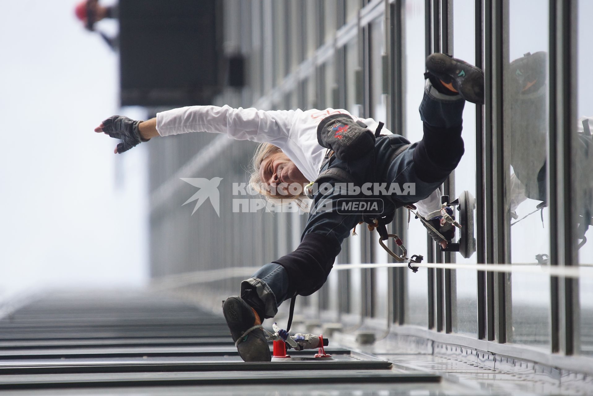 человек-паук Ален Робер (Alain Robert) лезет на бизнес центр \"Высоцкий\" в Екатеринбурге