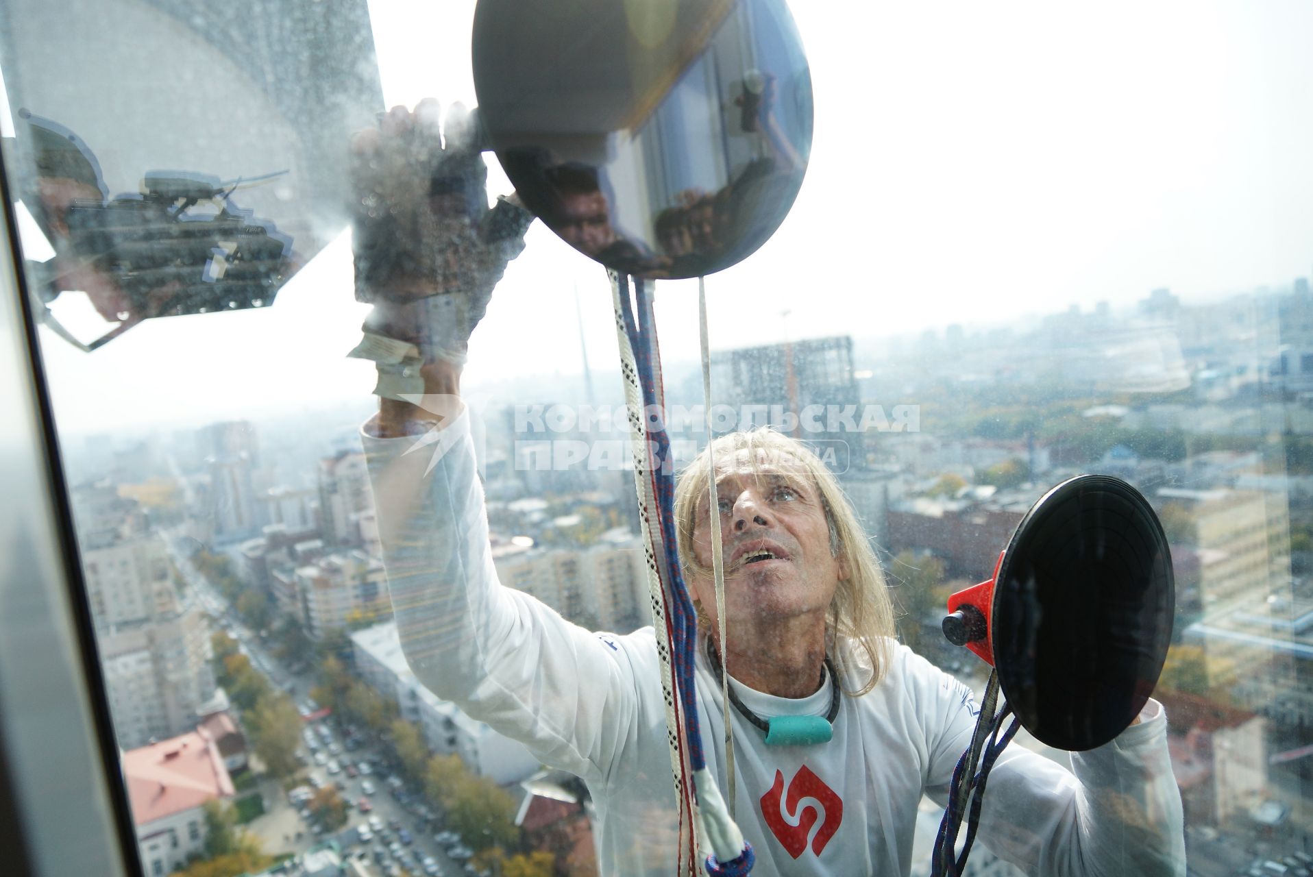 человек-паук Ален Робер (Alain Robert) лезет на бизнес центр \"Высоцкий\" в Екатеринбурге