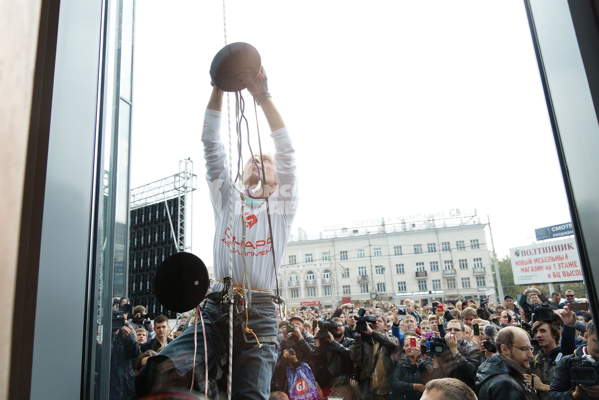 человек-паук Ален Робер (Alain Robert) начал восхождение на бизнес центр \"Высоцкий\" в Екатеринбурге