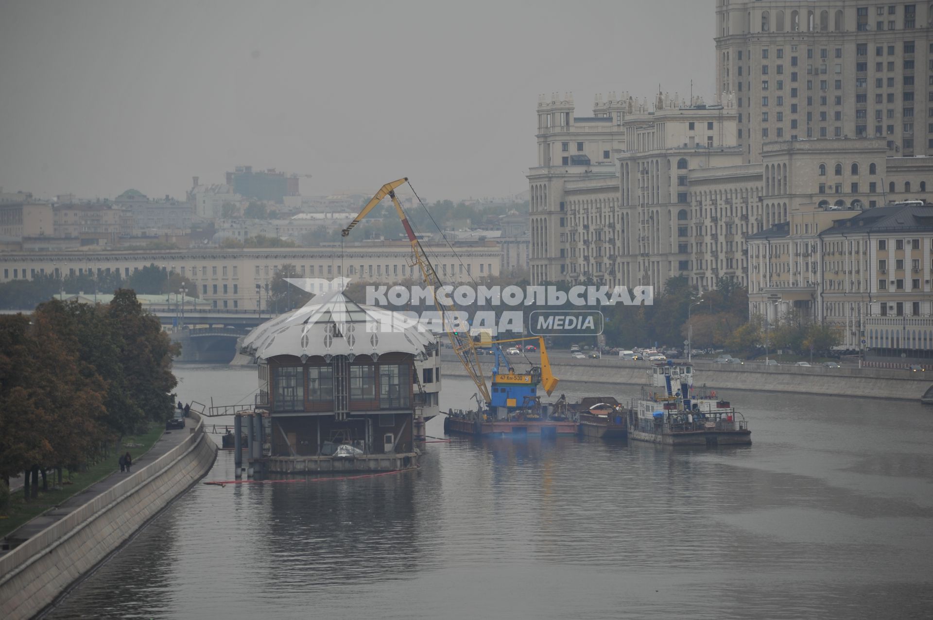 Демонтаж деборкадера  на Космодемьяновской набережной.