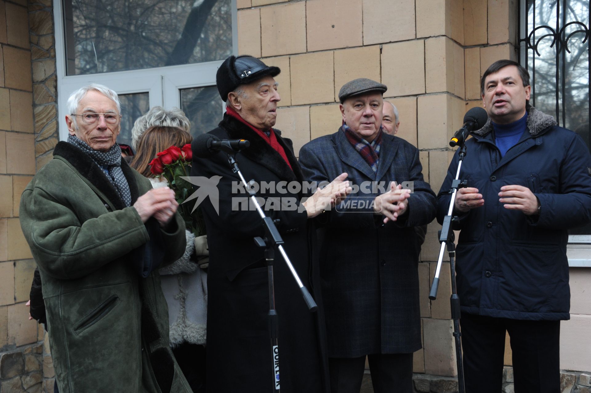 Церемония открытия мемориальной доски режиссеру Леониду Гайдаю на улице Черняховского. На снимке (слева направо): Александр Зацепин, Владимир Этуш и писатель Аркадий Инин.