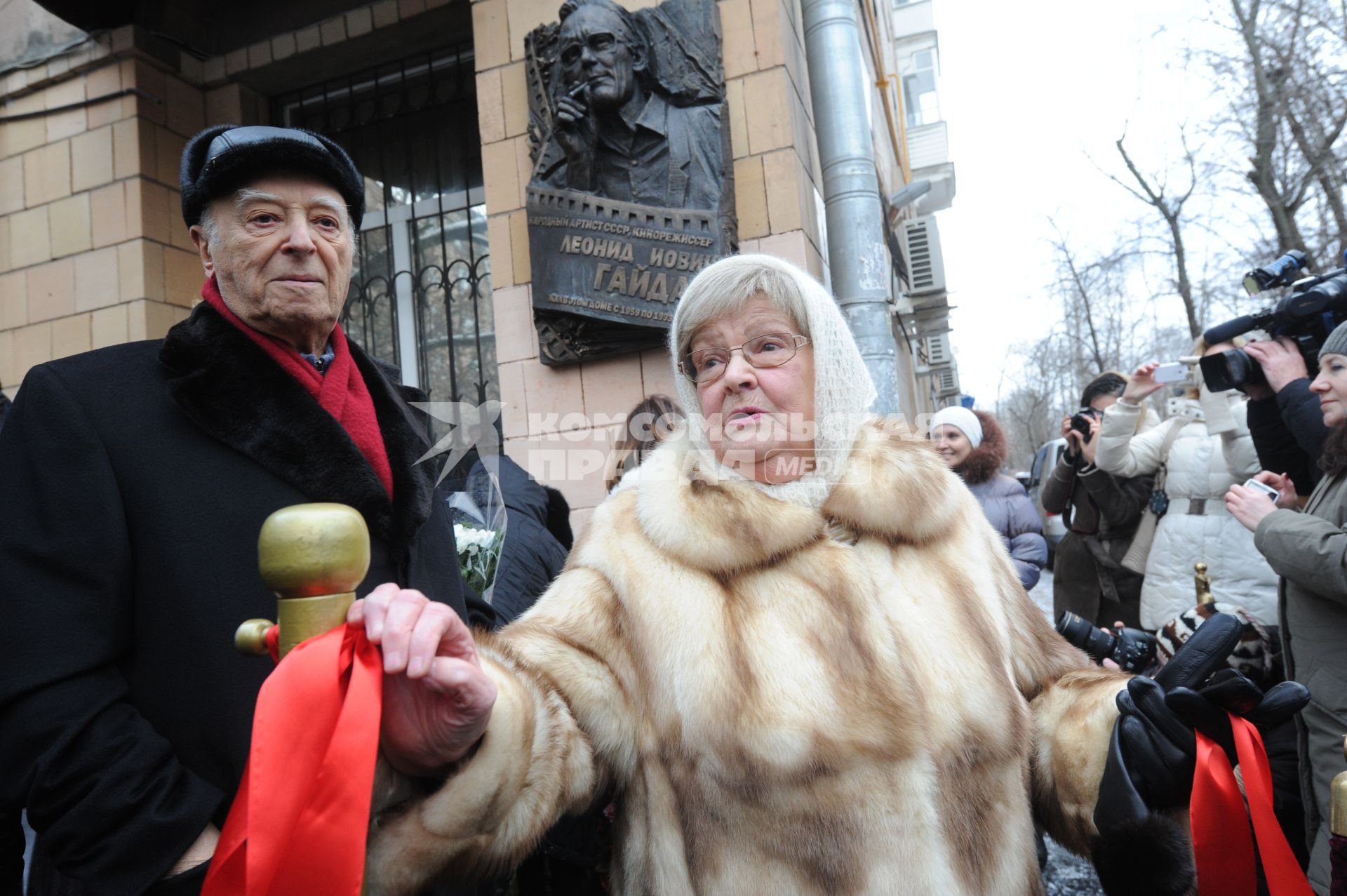 Церемония открытия мемориальной доски режиссеру Леониду Гайдаю на улице Черняховского. На снимке: актер Владимир Этуш  и вдова Л.Гайдая актриса Нина Гребешкова.