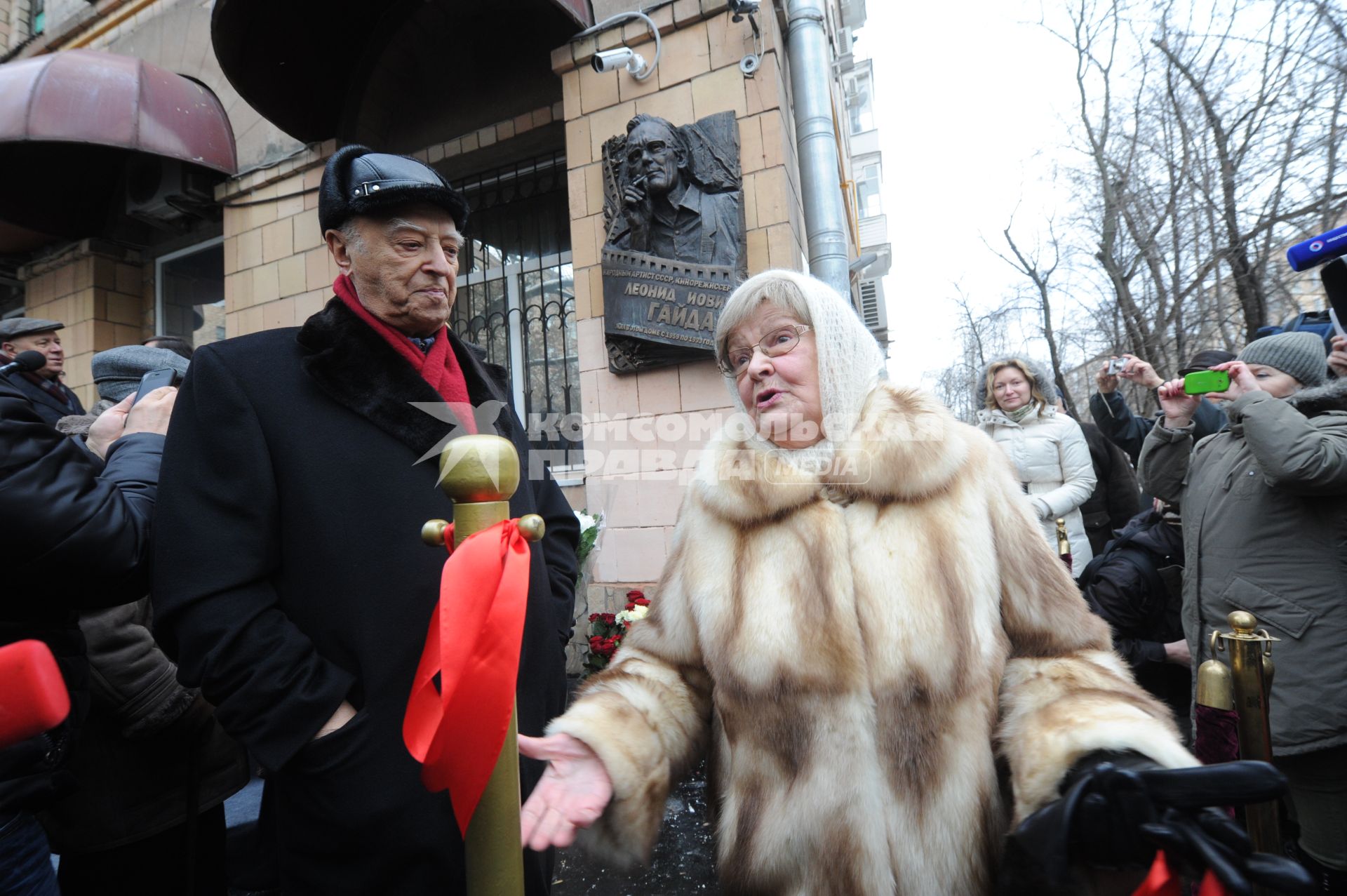 Церемония открытия мемориальной доски режиссеру Леониду Гайдаю на улице Черняховского. На снимке: актер Владимир Этуш  и вдова Л.Гайдая актриса Нина Гребешкова.