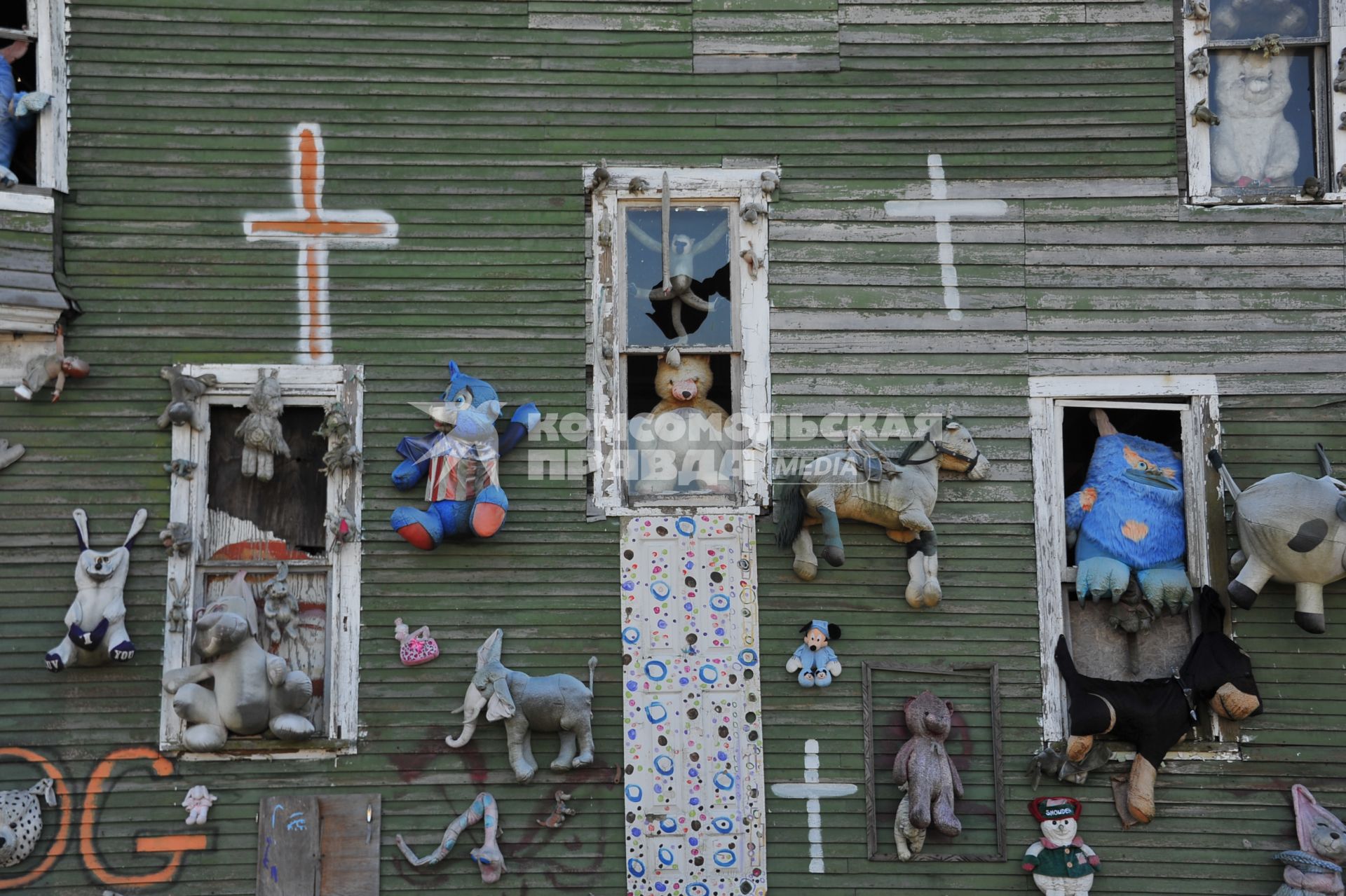 Детройт. На снимке: инсталляция `Кладбища игрушек`, сделанная  местными художниками из вещей, найденных в близлежащих разрушенных домах.