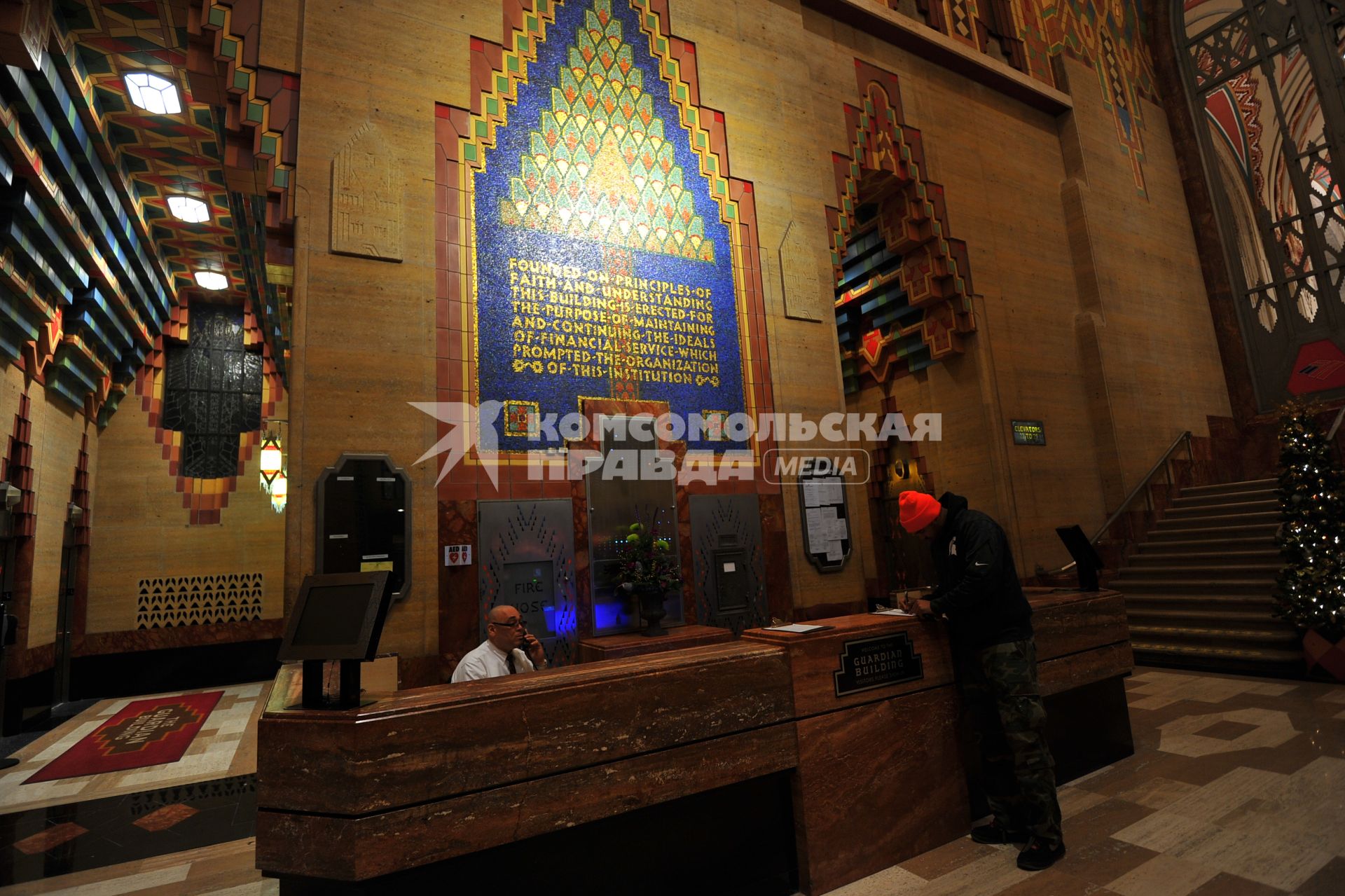 Детройт. Вход в небоскреб Guardian Building - `Финансовый храм`. На первом этаже располагается офис American Bank. Оформление интерьера как в церкви.