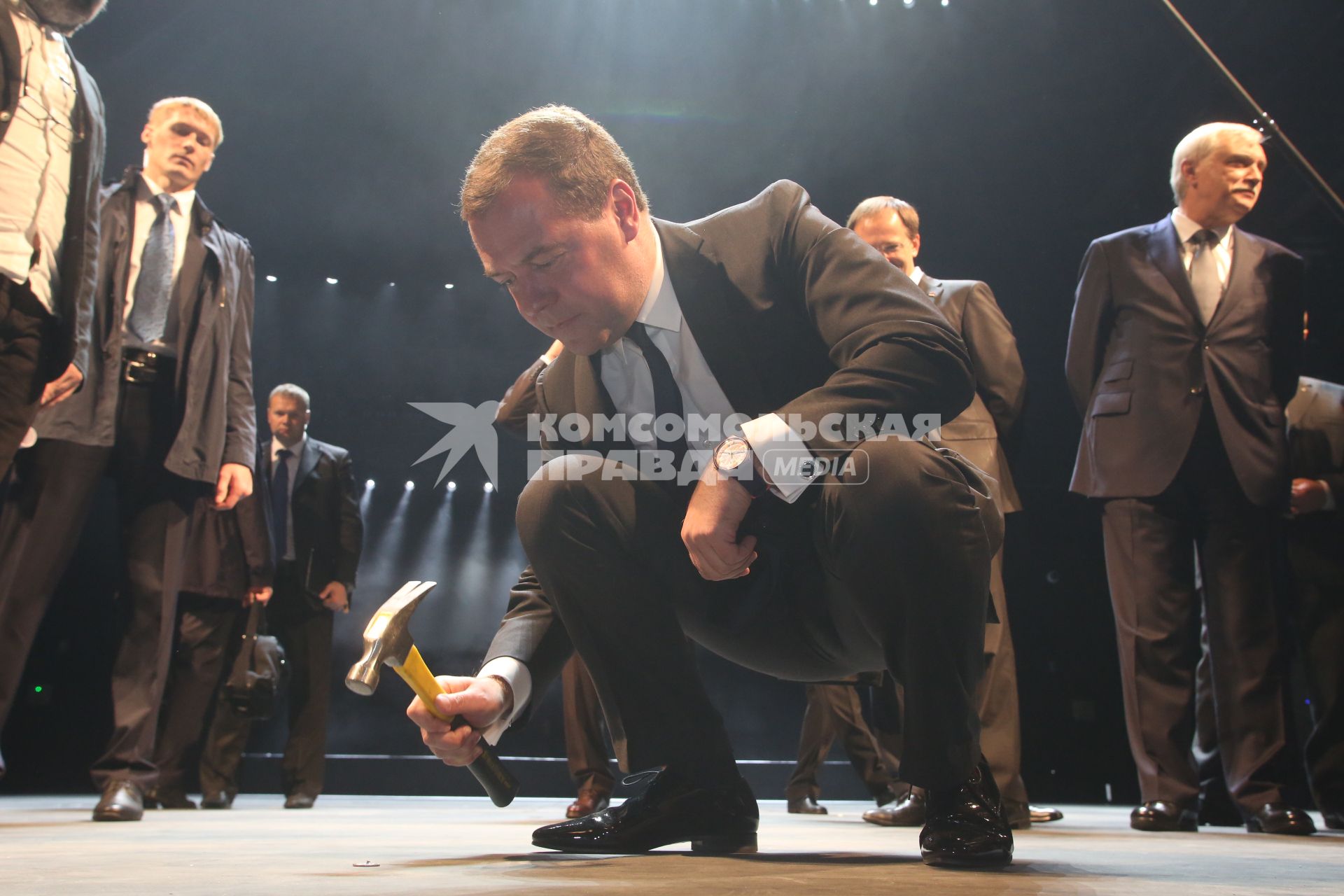 Открытие Большого драматического театра им Г.А. Товстоногова. На снимке: председатель Правительства Российской Федерации Дмитрий Медведев забивает гвоздь в сцену.