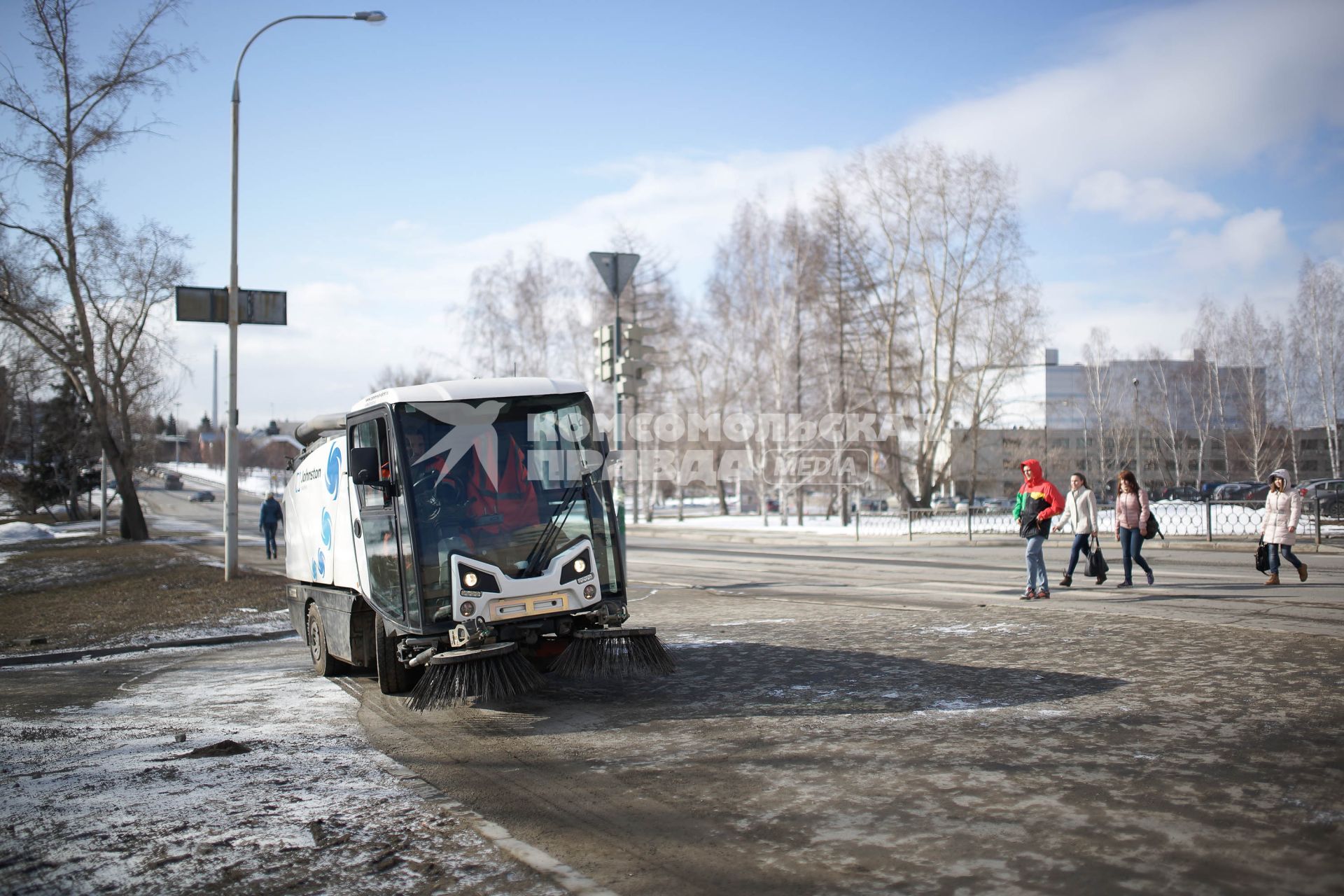 Вакуумно-подметальная уборочная машина Johnston C201 на дорогах Екатеринбурга
