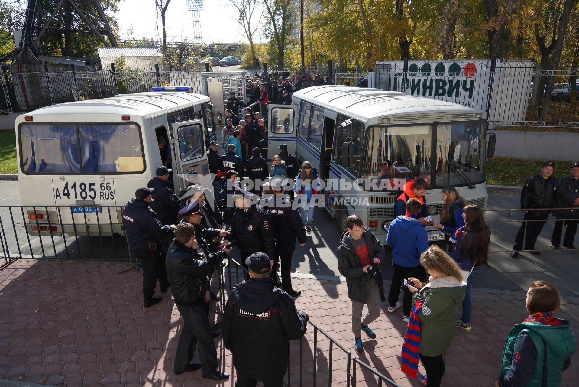 Болельщики ФК ЦСКА проходят досмотр перед заходом на трибуны. Матч Премьер иги Урал 3-4 ЦСКА (Москва)