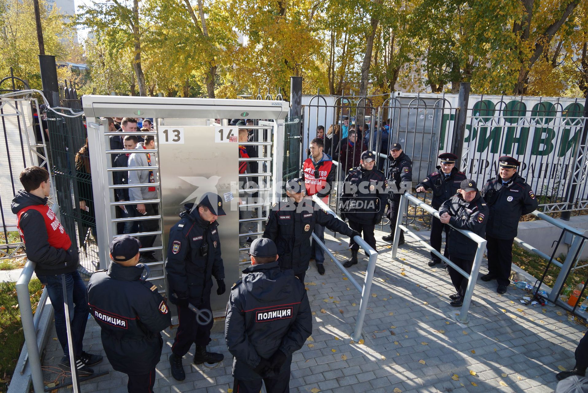 Болельщики ФК ЦСКА проходят досмотр перед заходом на трибуны. Матч Премьер иги Урал 3-4 ЦСКА (Москва)