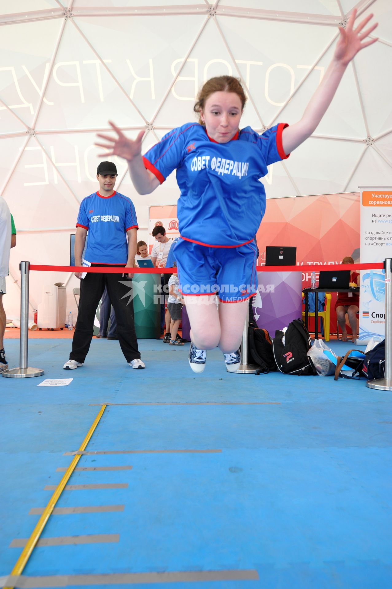 10-й физкультурно-спортивный форум `Готов к труду и обороне`. На снимке:  девушка во время прыжка в длину.