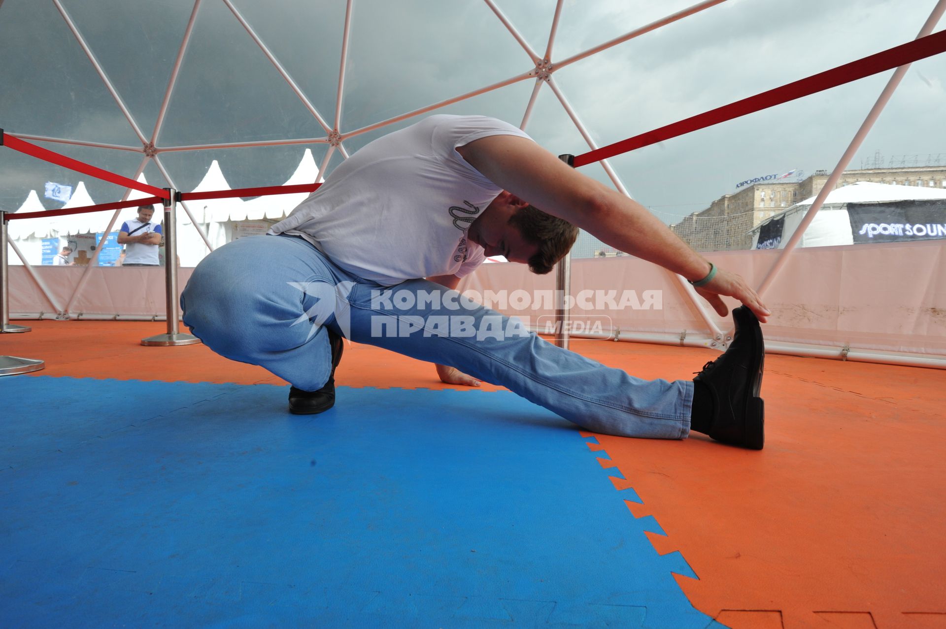 10-й физкультурно-спортивный форум `Готов к труду и обороне`. На снимке:  мужчина выполняет растяжка ног