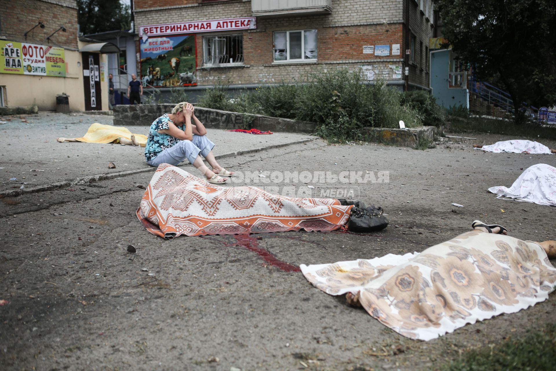Луганск. Последствия авианалета украинской армии. На снимке: убитые люди.