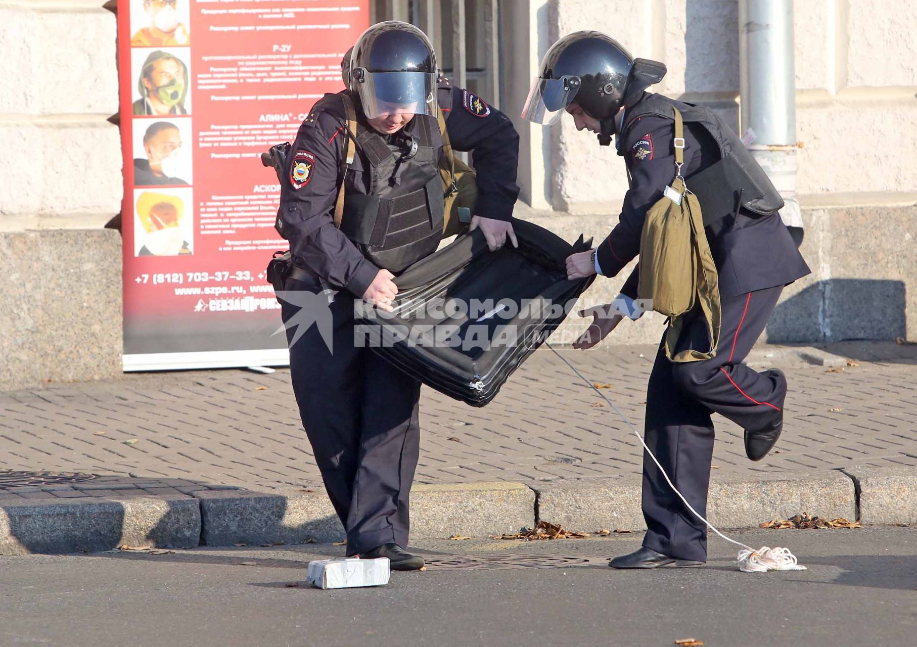 чения омон и мчс.  установка колпака \"фонтан\" над взрывным учтройством