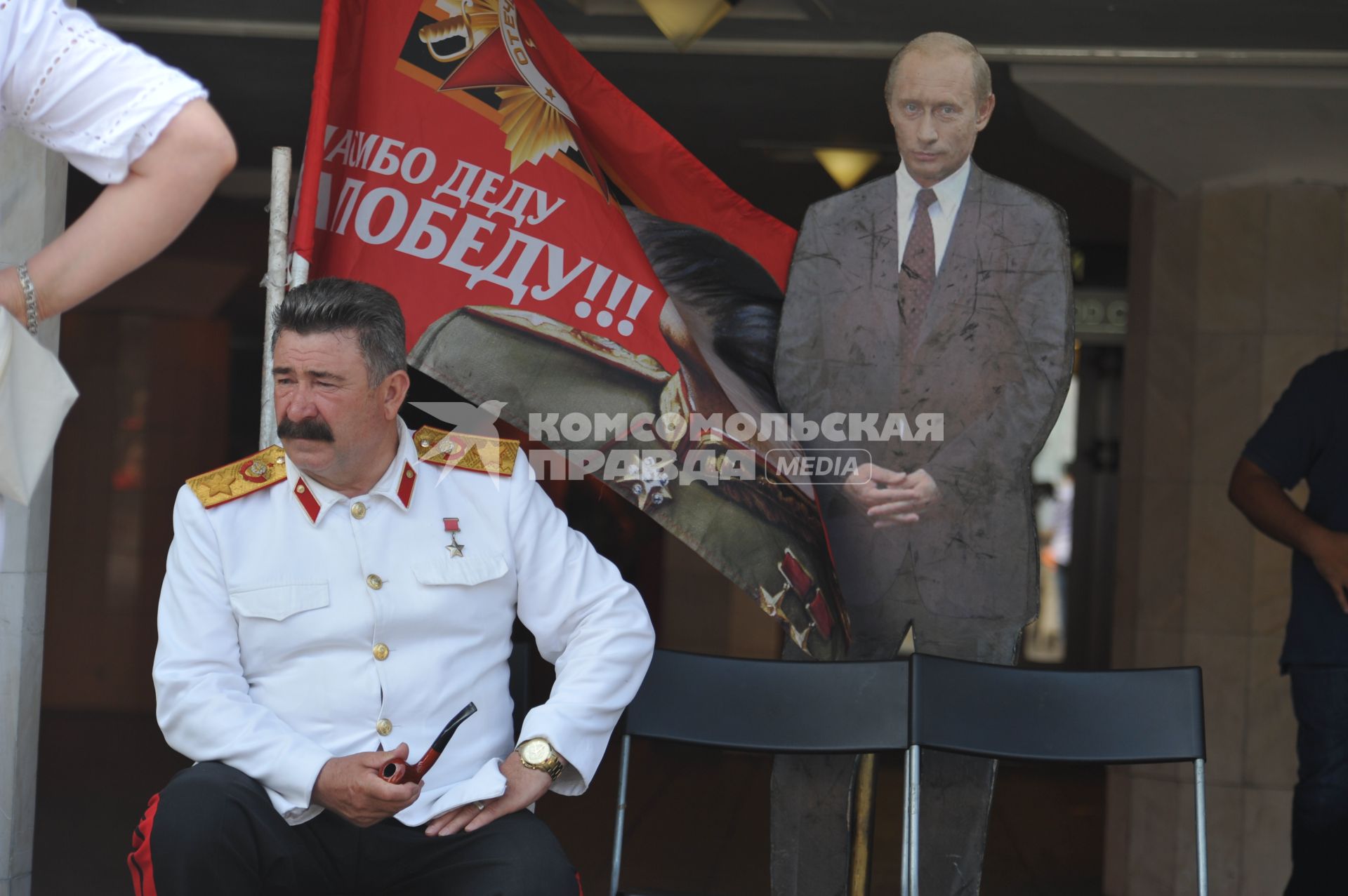 Мужчина в образе Сталина.