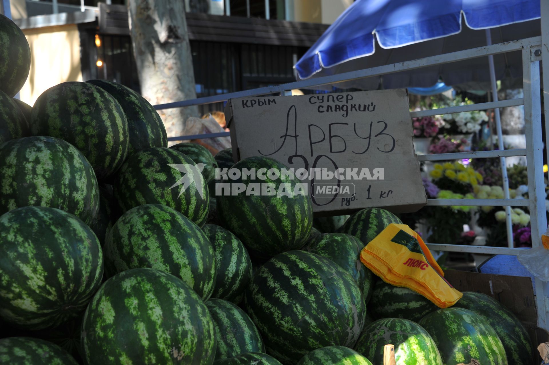 Крым. Продажа фруктов. Арбузы.