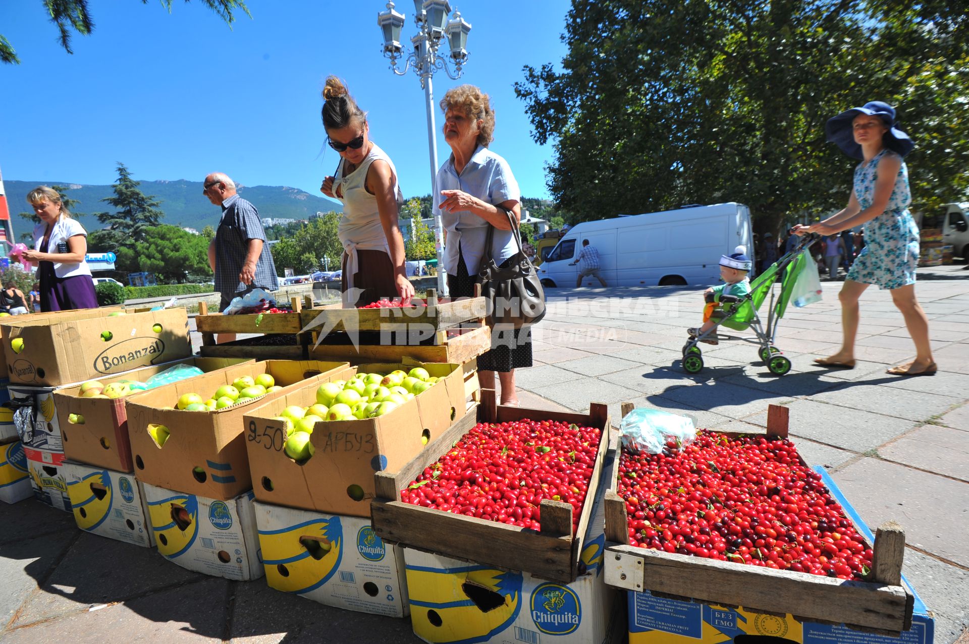 Крым. Продажа фруктов. Яблоки и кизил.