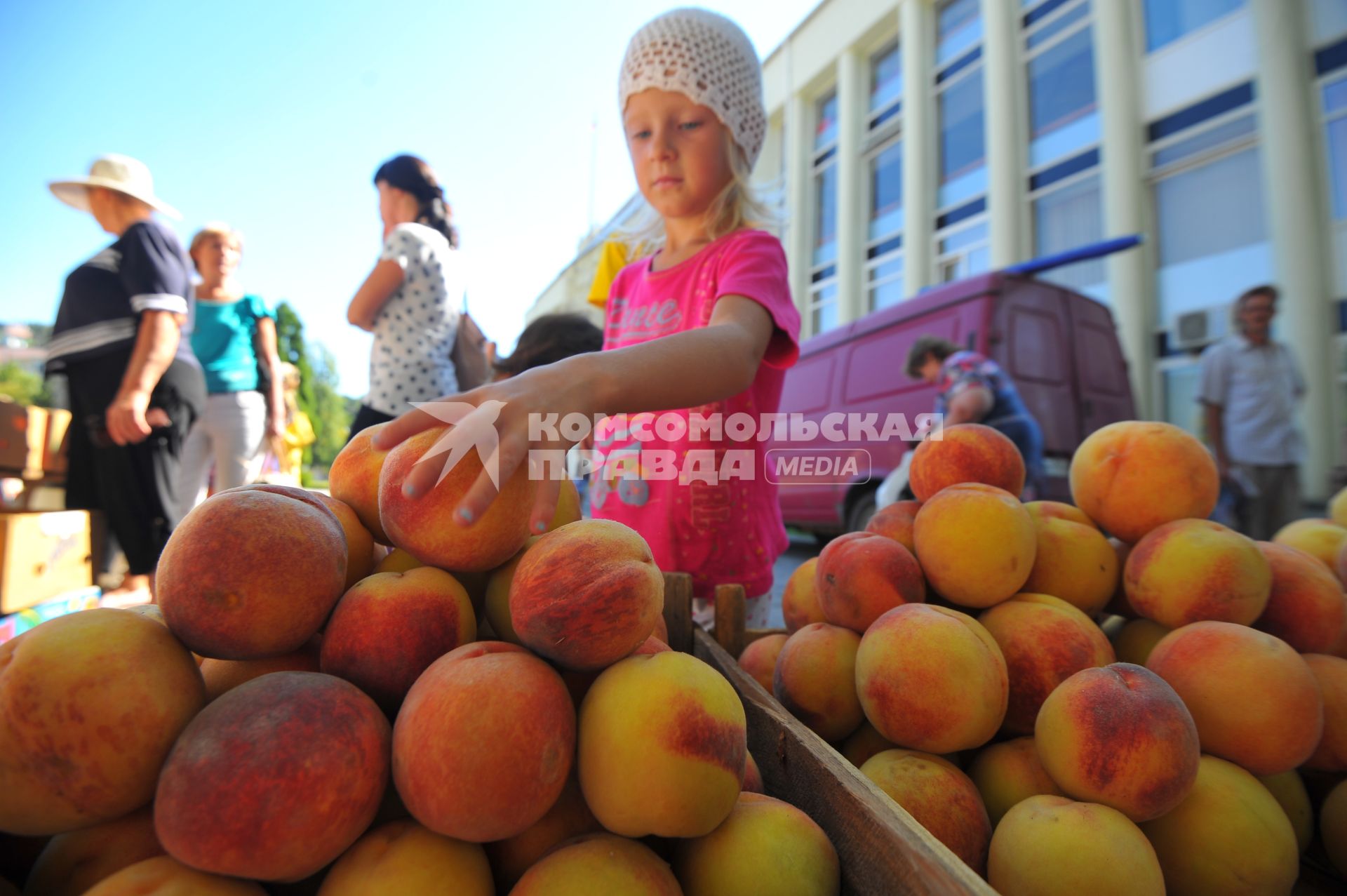 Крым. Продажа фруктов. Персики.