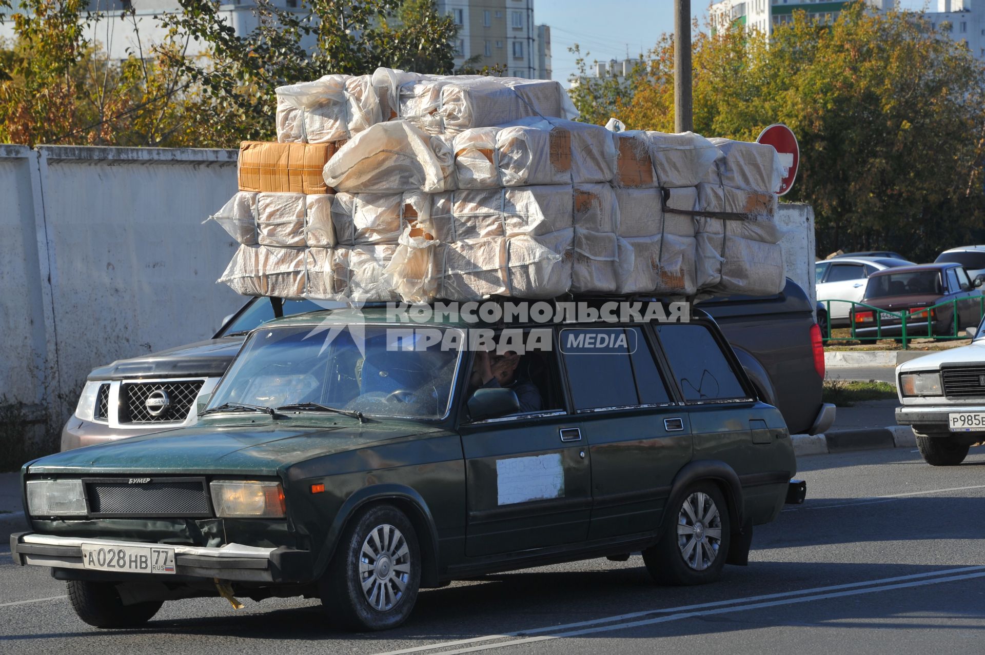 Автомобиль с грузом на багажнике.