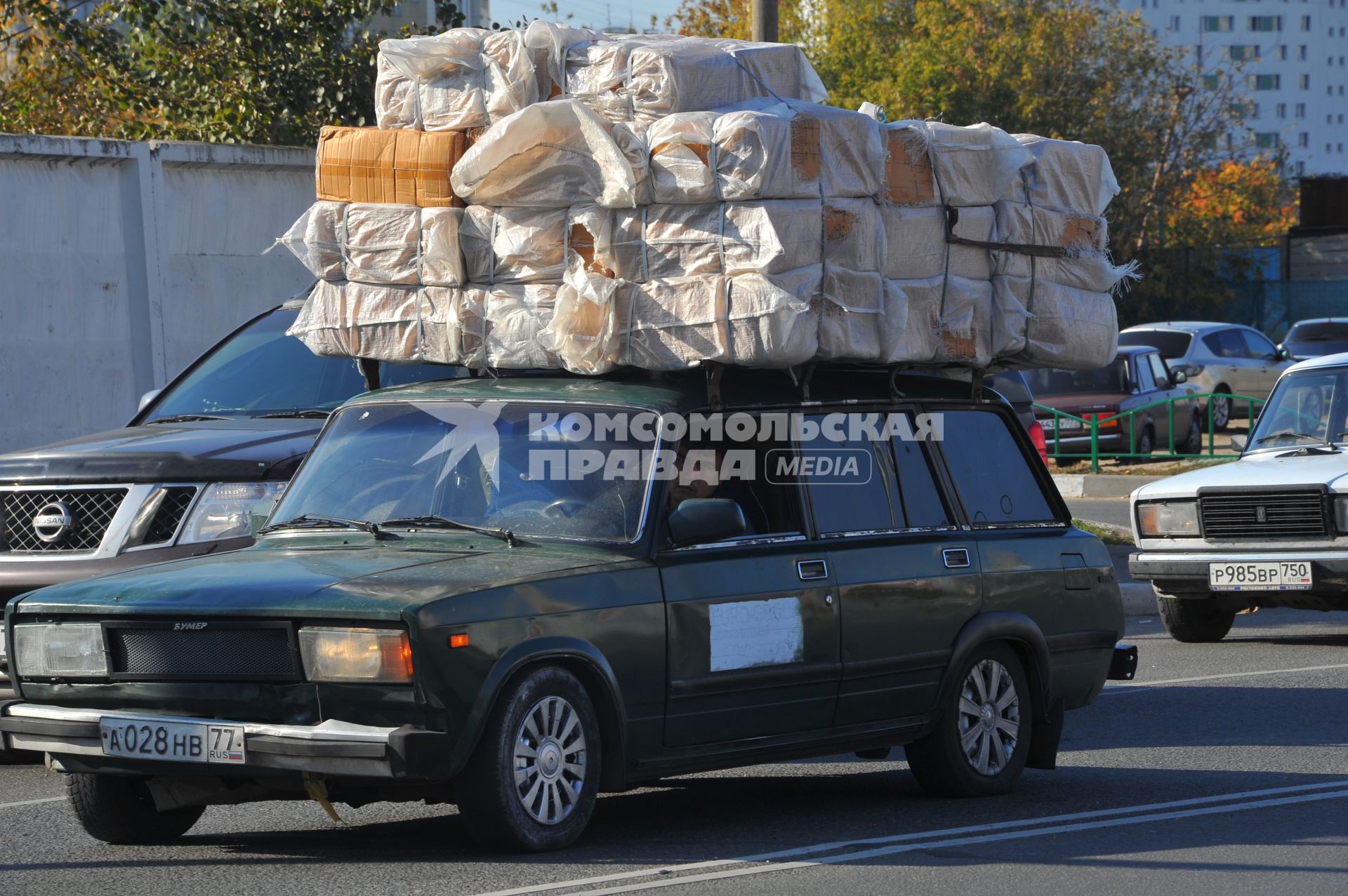 Автомобиль с грузом на багажнике.