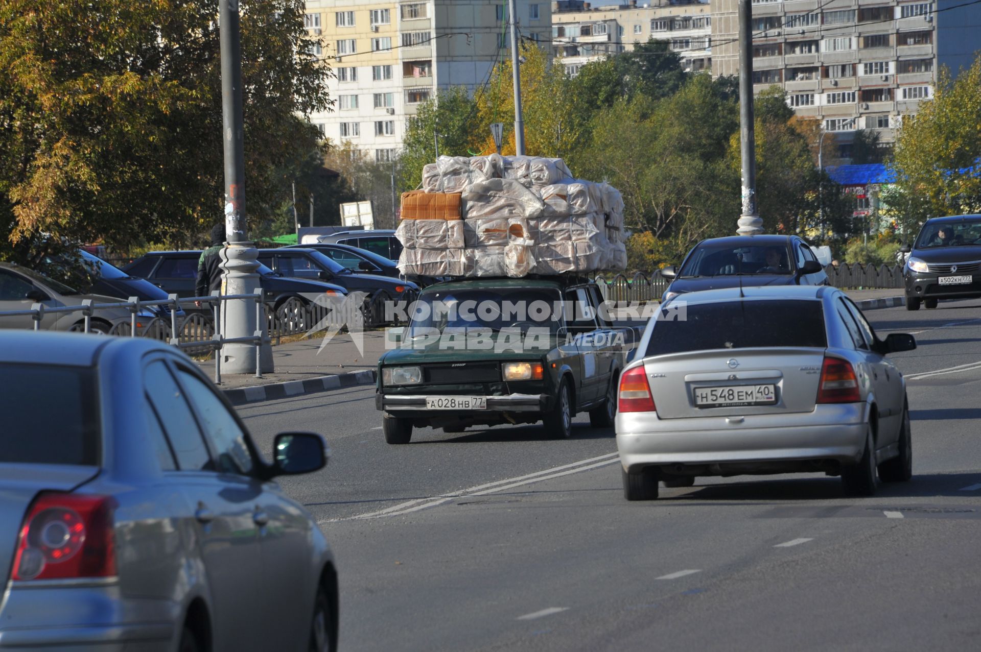 Автомобиль с грузом на багажнике.