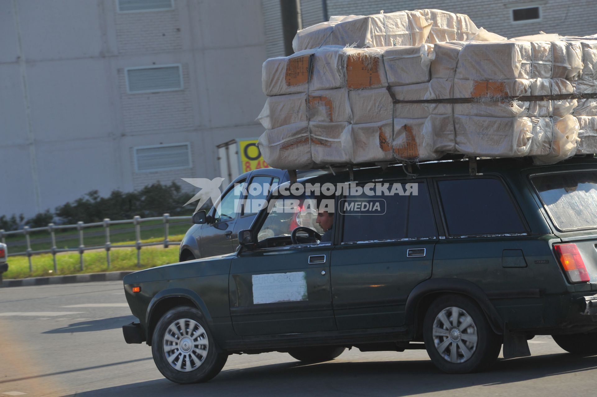 Автомобиль с грузом на багажнике.