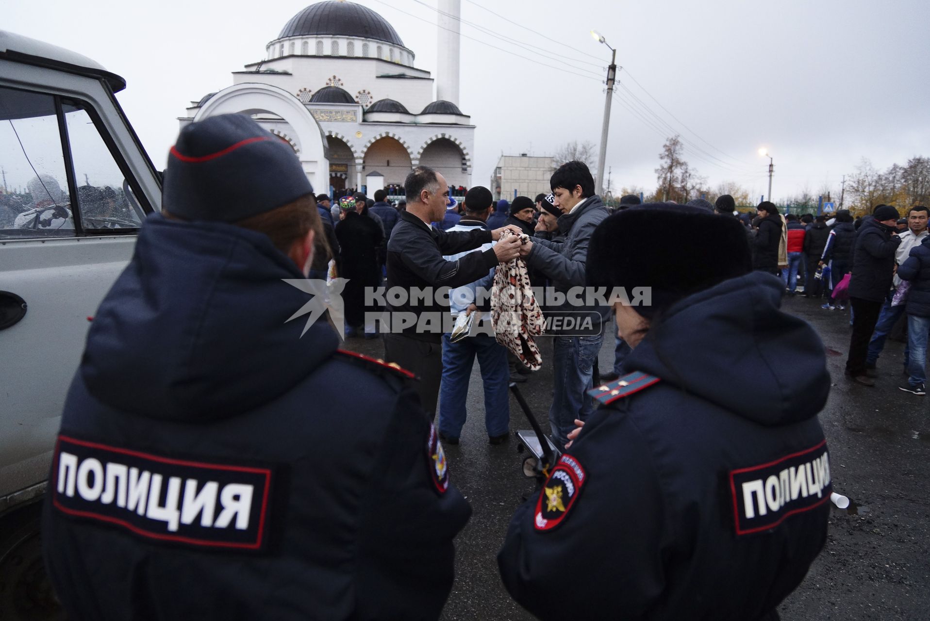 Мусульмане собираются на утреннюю молитву у Медной мечети в Верхней Пышме, во время празднования Курбан-байрама