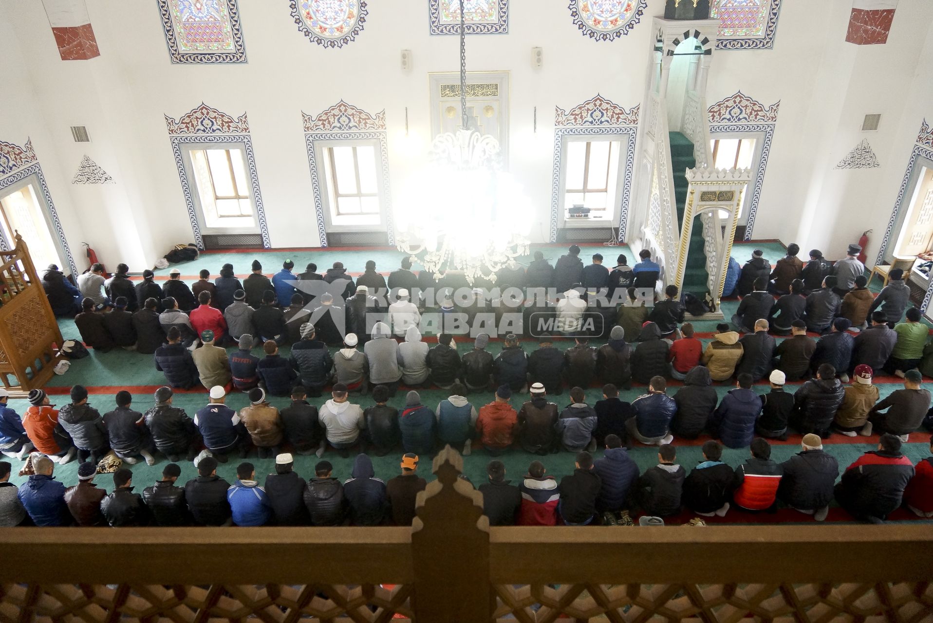 Мусульмане молятся в день праздника жертвоприношения Курбан-байрам в Медной мечети имени имама Исмаила аль-Бухари в городе Верхняя Пышма