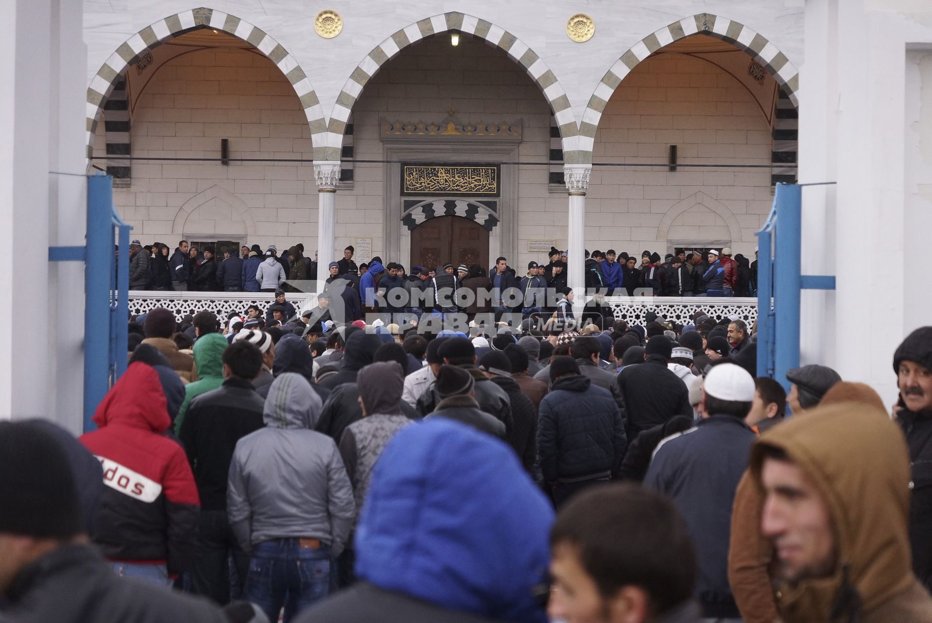 Мусульмане собираются на утреннюю молитву у Медной мечети в Верхней Пышме, во время празднования Курбан-байрама