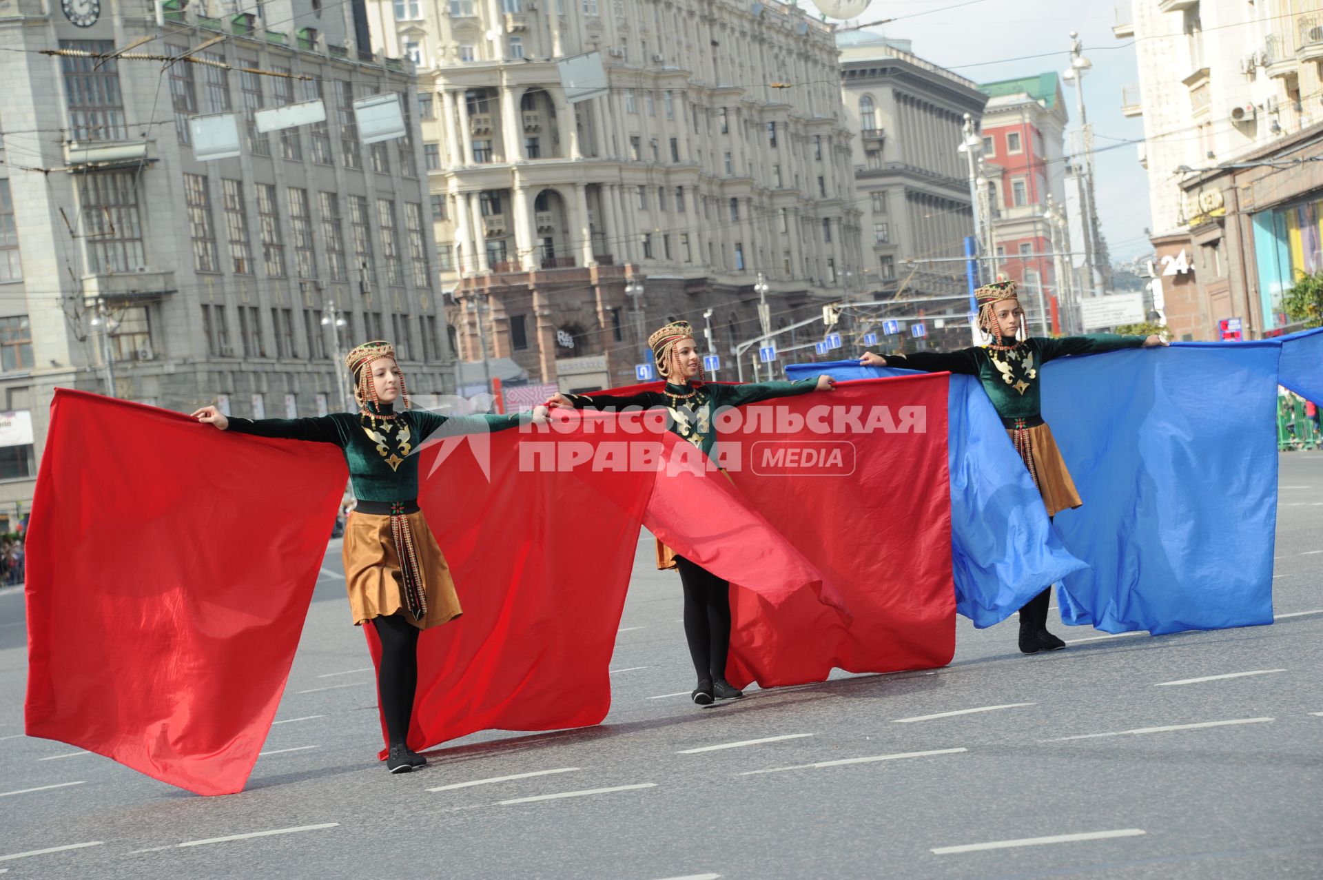 Празднование Дня города на Красной площади. На снимке: участницы музыкального ансамбля `Армелад` из Армении.