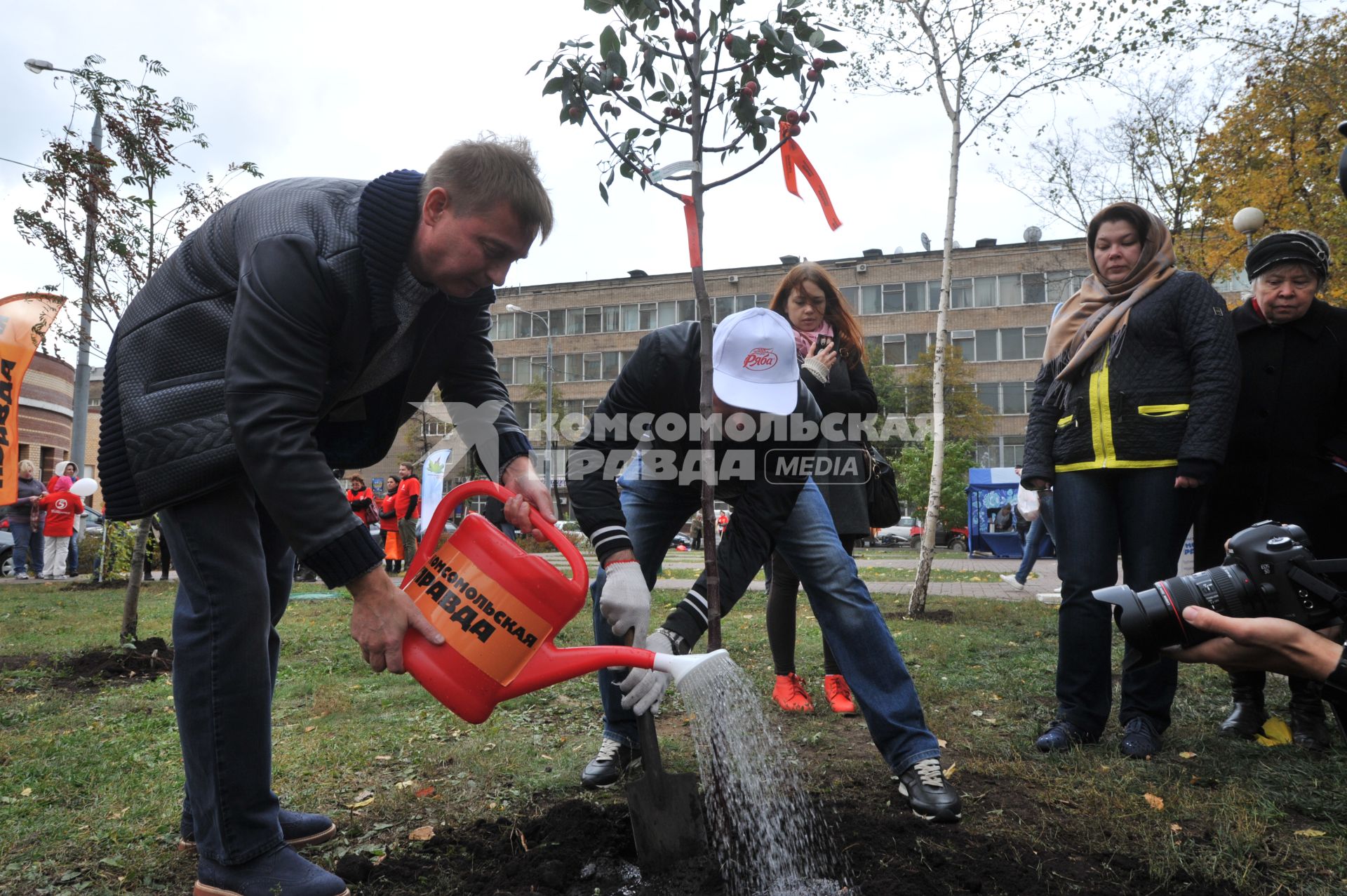 Акция КП `Сделаем Москву парком` в Таганском районе. На снимке: руководитель Департамента природопользования и охраны окружающей среды Москвы Антон Кульбачевский (слева).