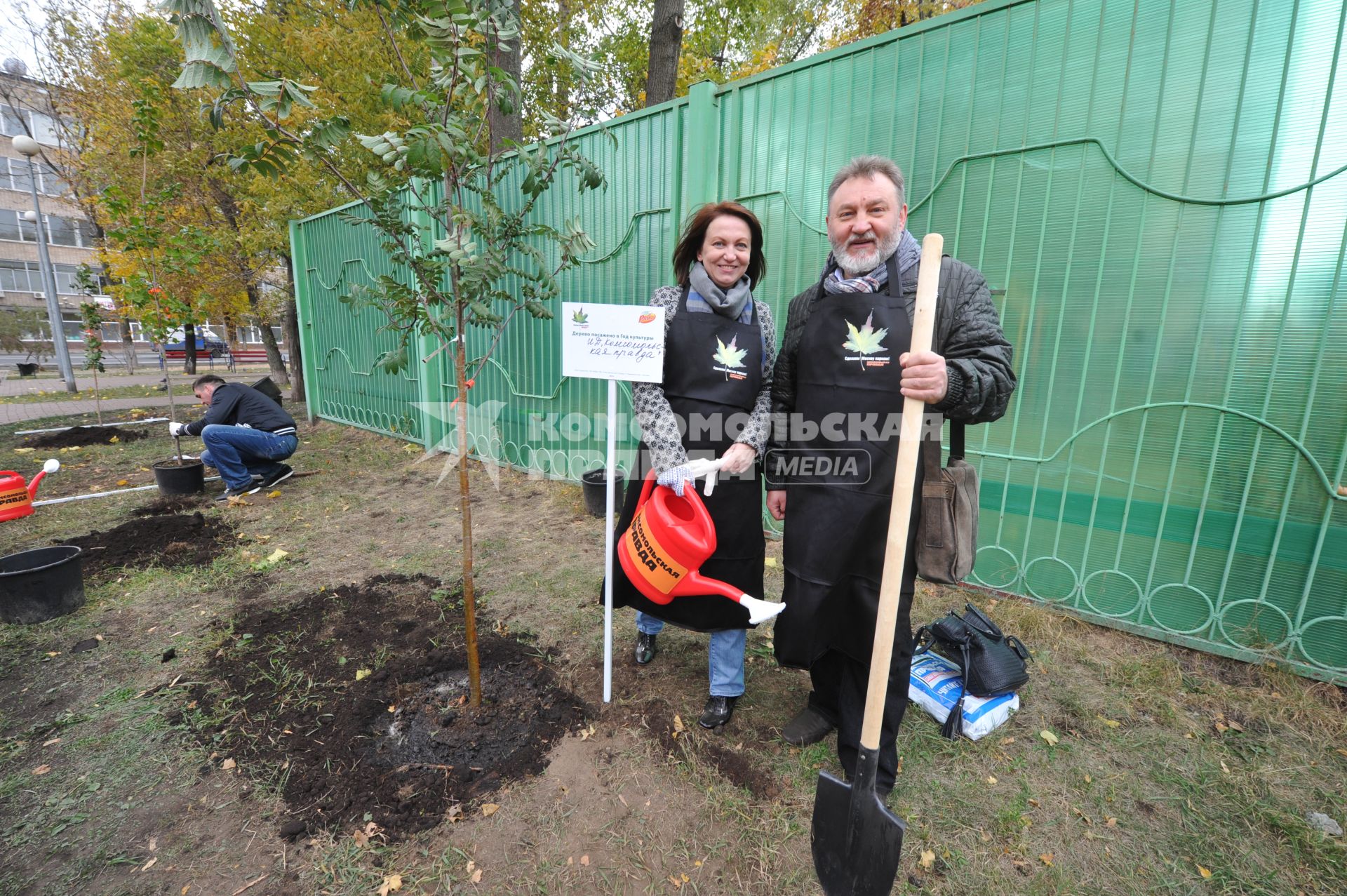 Акция КП `Сделаем Москву парком` в Таганском районе. На снимке: заместитель генерального директора по взаимодействию с органами власти Светлана Алаева и заместитель главного редактора КП Николай Ефимович.