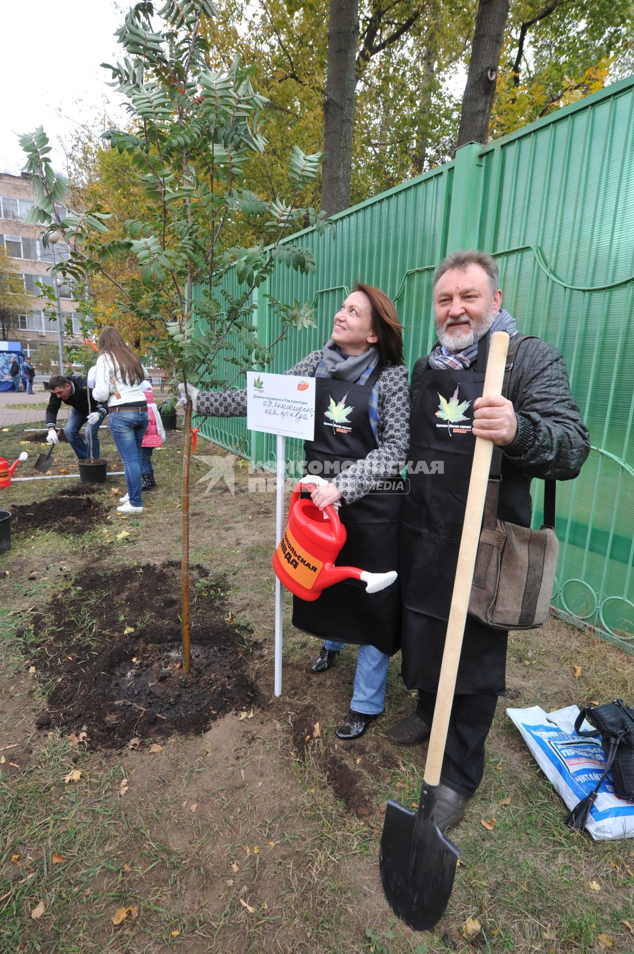 Акция КП `Сделаем Москву парком` в Таганском районе. На снимке: заместитель генерального директора по взаимодействию с органами власти Светлана Алаева и заместитель главного редактора КП Николай Ефимович.